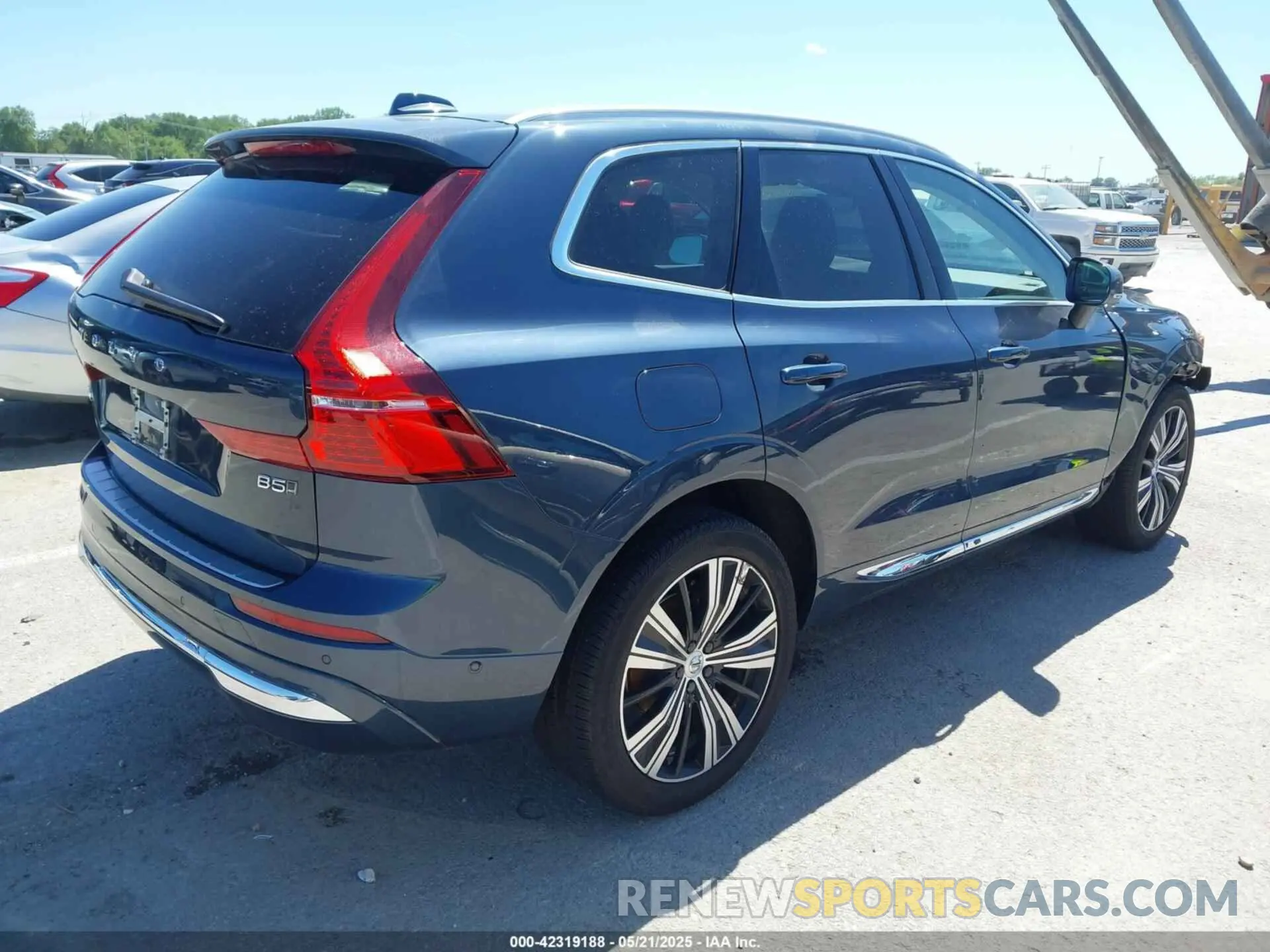 4 Photograph of a damaged car YV4L12RL9N1002850 VOLVO XC60 2022