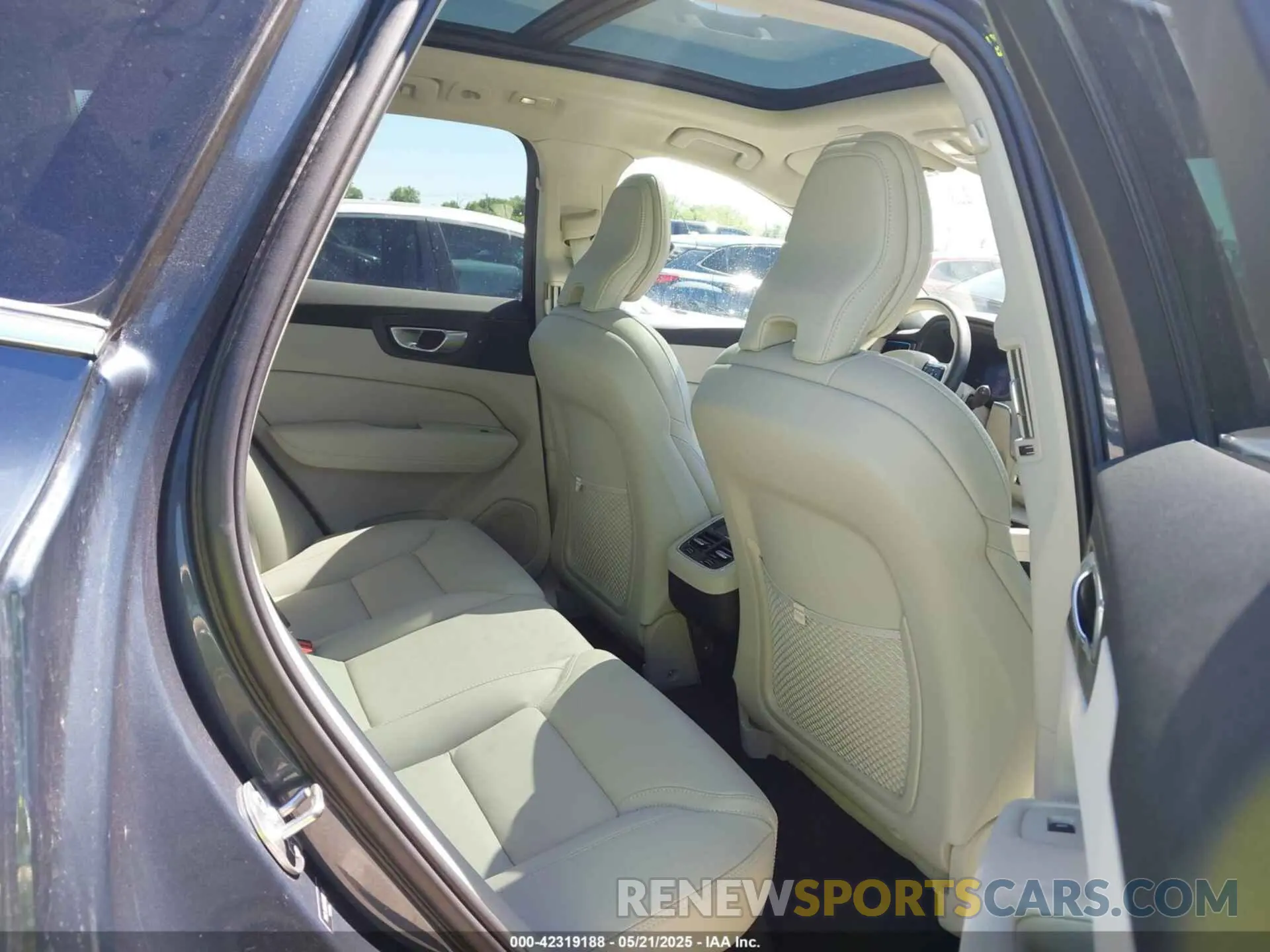 8 Photograph of a damaged car YV4L12RL9N1002850 VOLVO XC60 2022