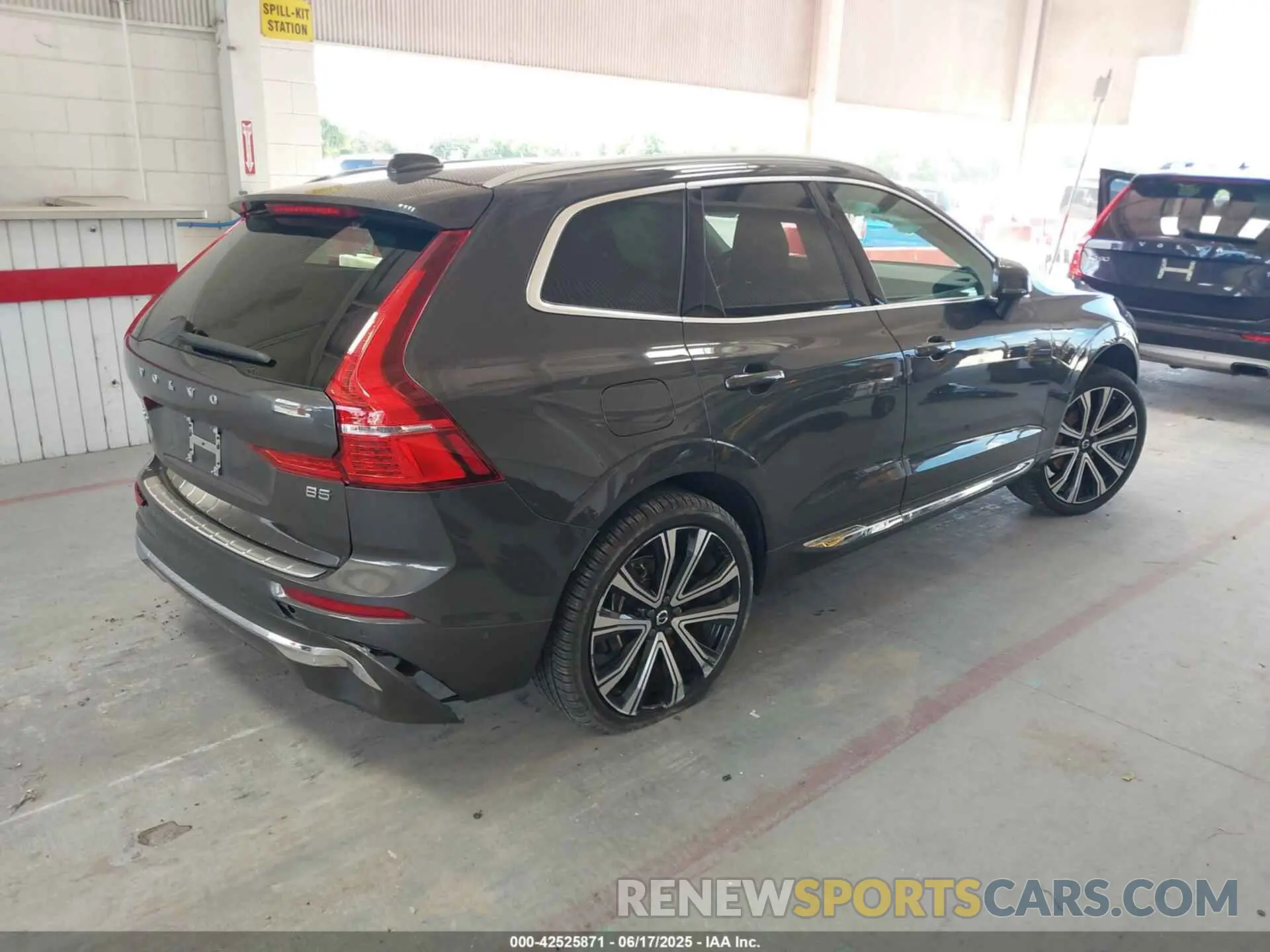 4 Photograph of a damaged car YV4L12DA6P1192325 VOLVO XC60 2023
