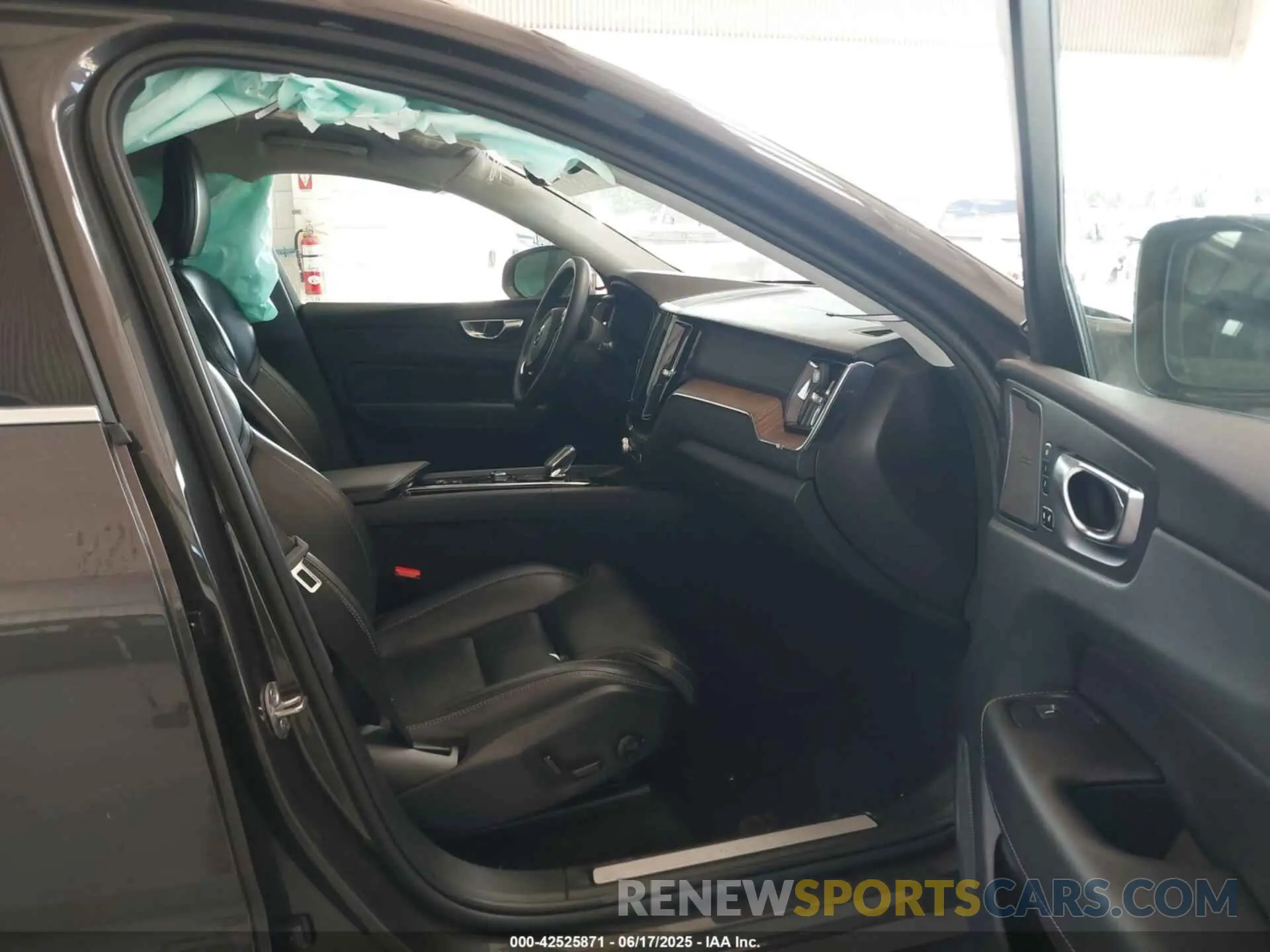 5 Photograph of a damaged car YV4L12DA6P1192325 VOLVO XC60 2023
