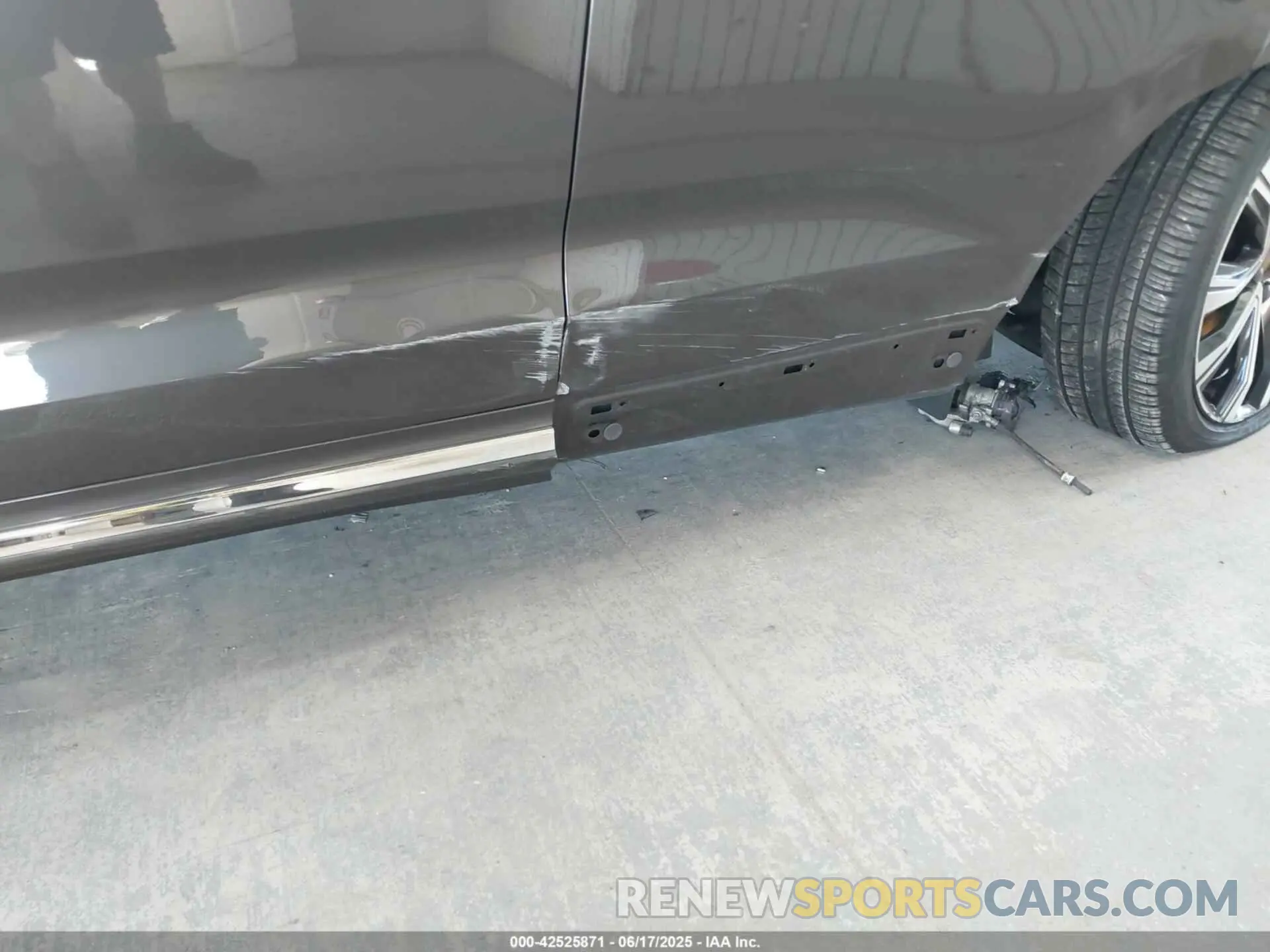 6 Photograph of a damaged car YV4L12DA6P1192325 VOLVO XC60 2023