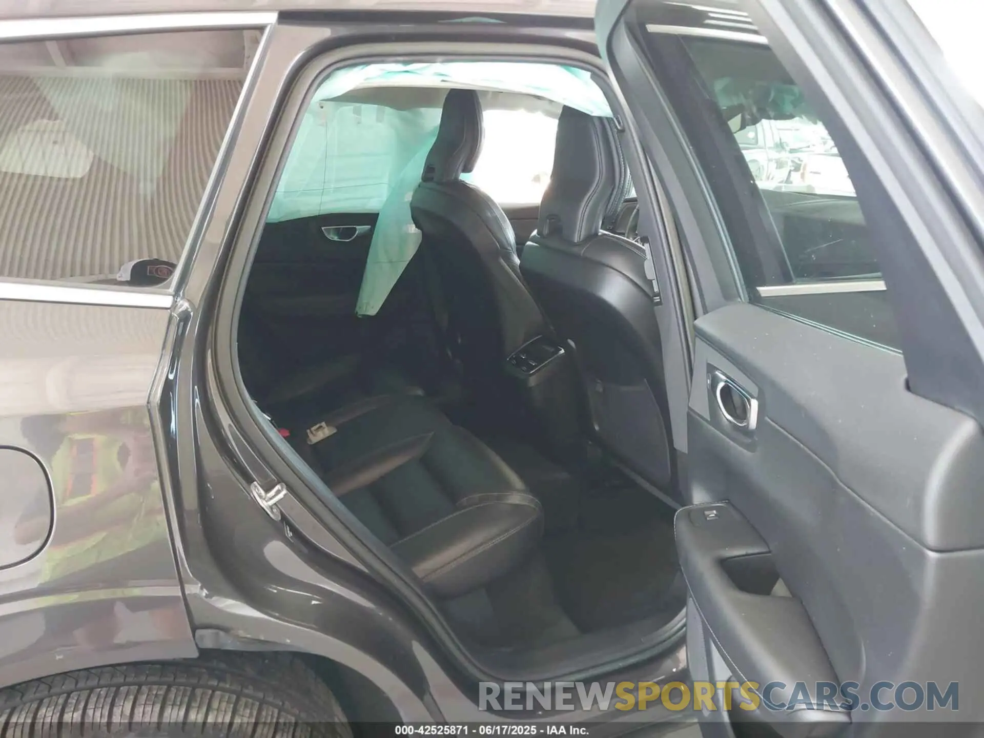 8 Photograph of a damaged car YV4L12DA6P1192325 VOLVO XC60 2023