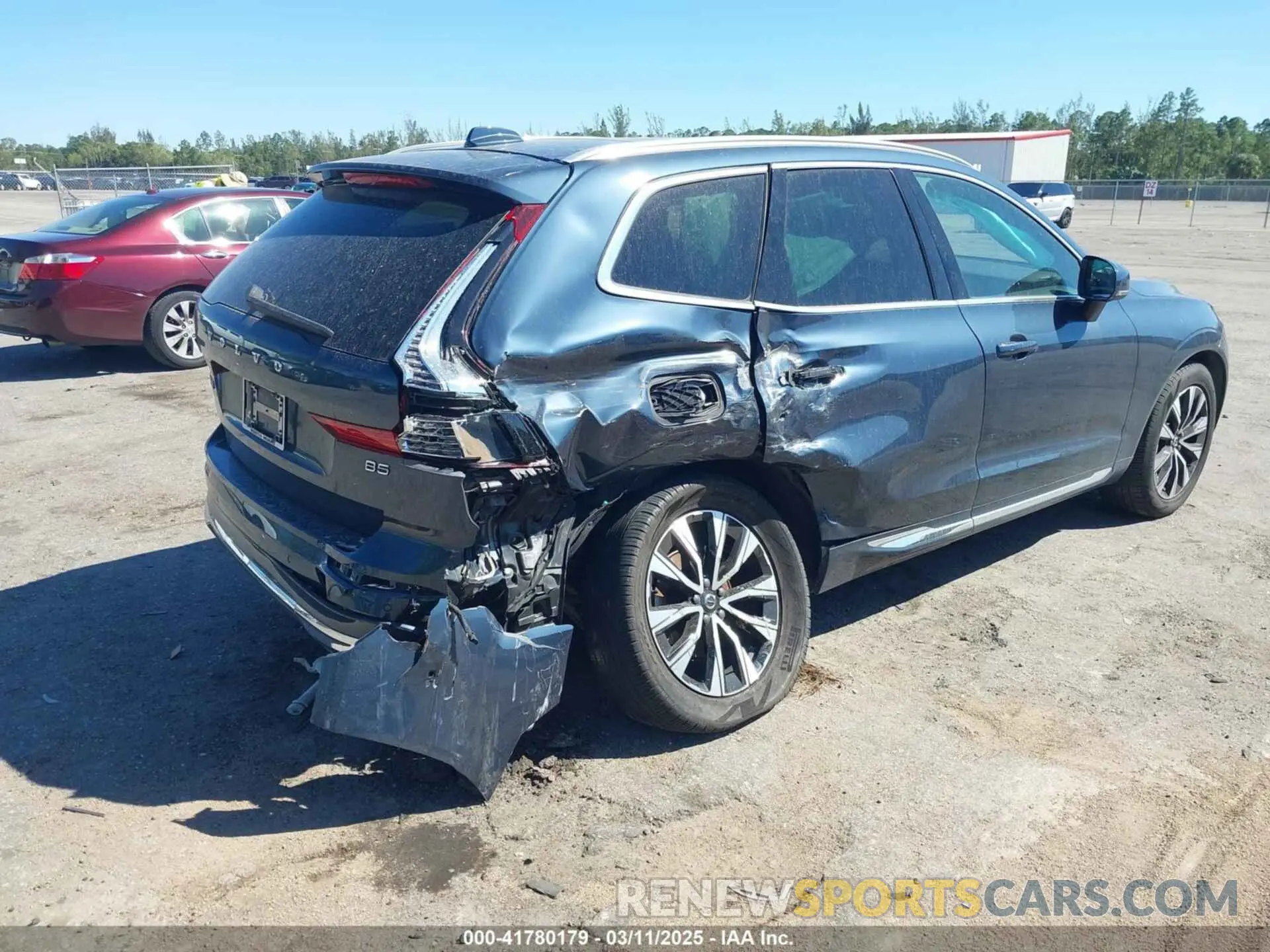 4 Photograph of a damaged car YV4L12DE1P1373903 VOLVO XC60 2023