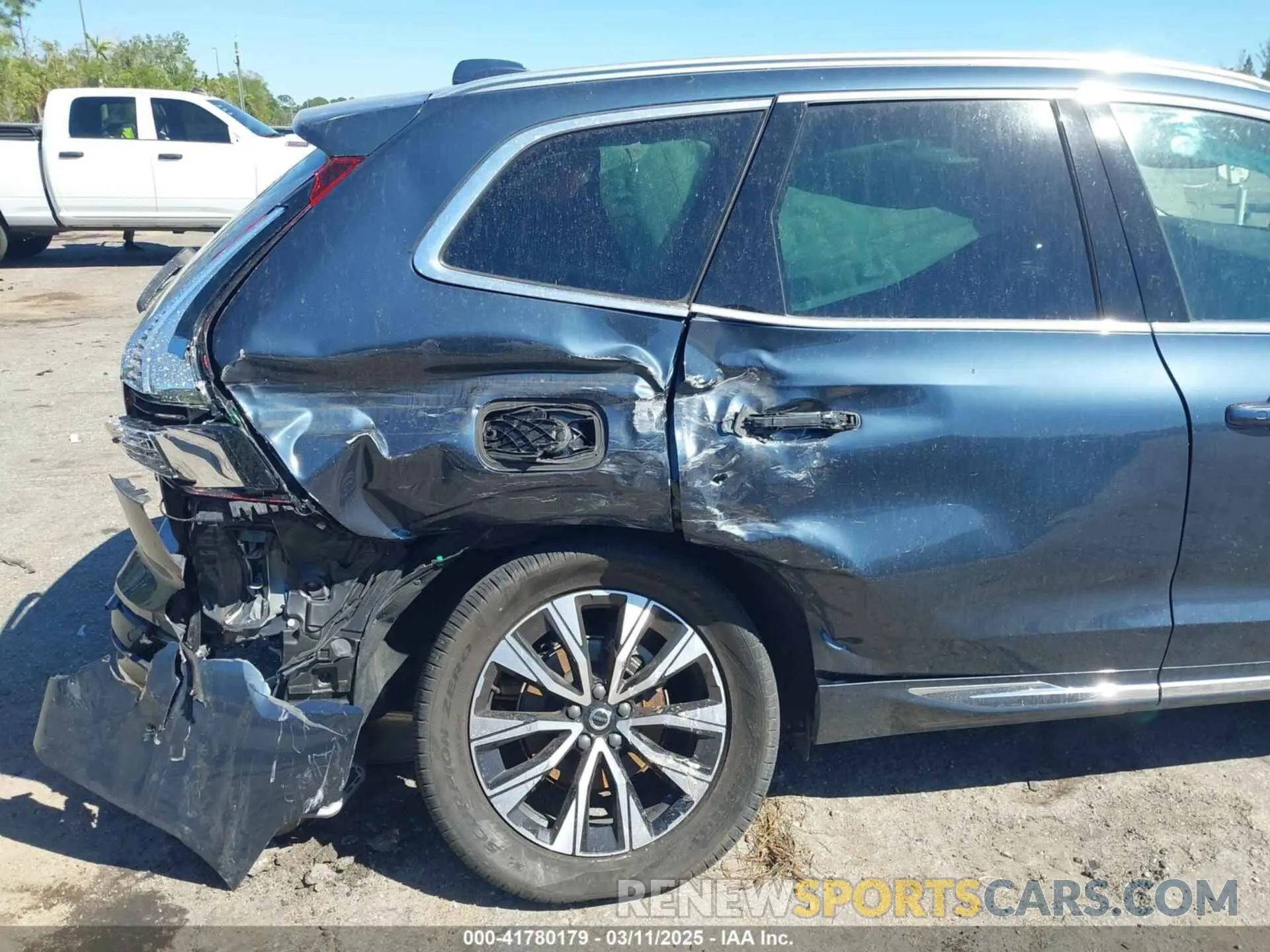 6 Photograph of a damaged car YV4L12DE1P1373903 VOLVO XC60 2023