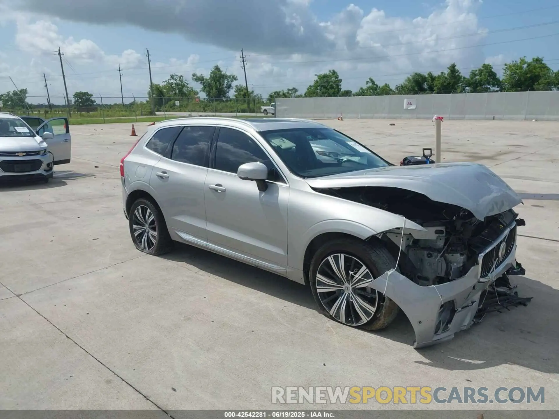 1 Photograph of a damaged car YV4L12DE2P1302404 VOLVO XC60 2023