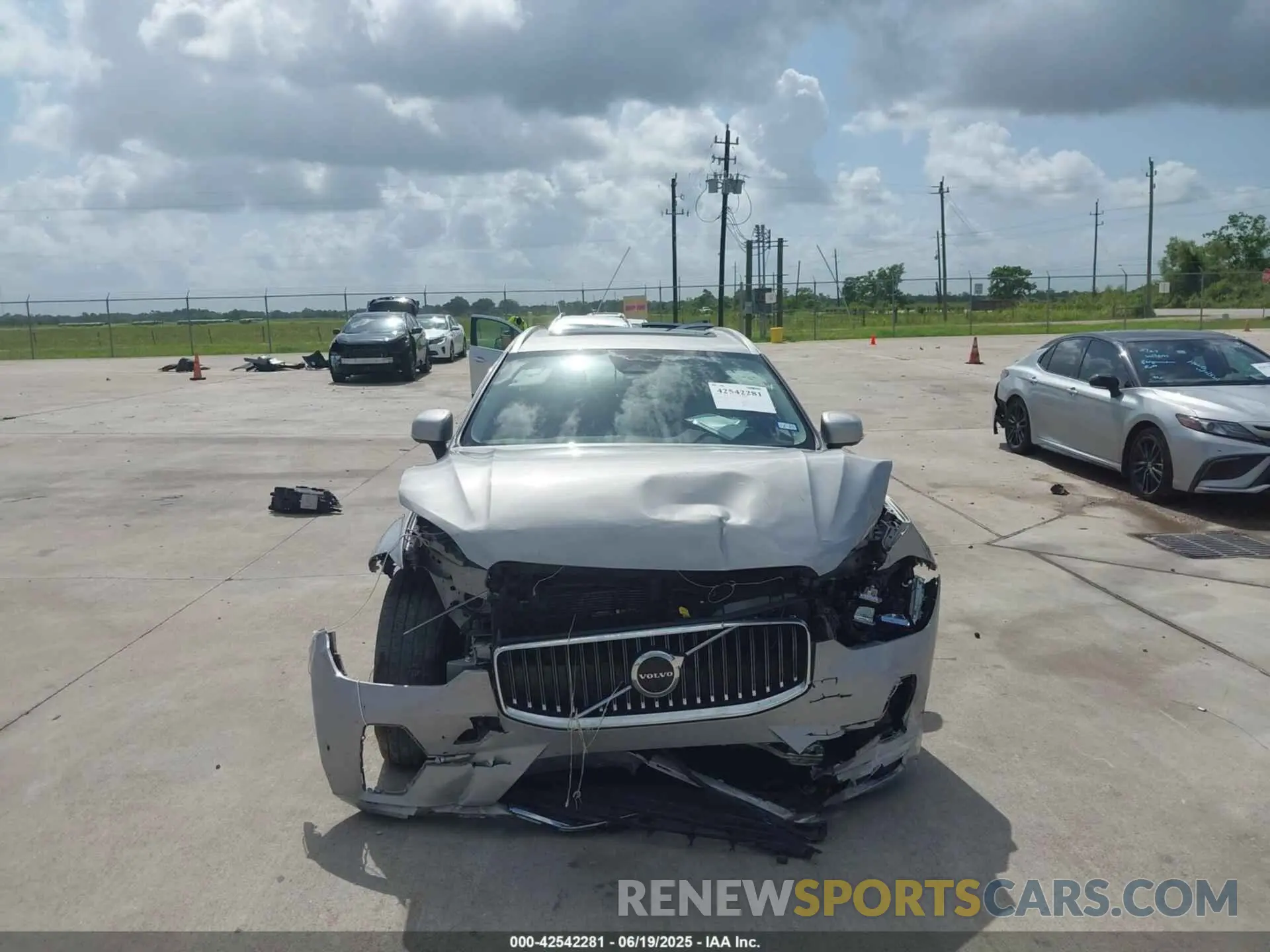 12 Photograph of a damaged car YV4L12DE2P1302404 VOLVO XC60 2023
