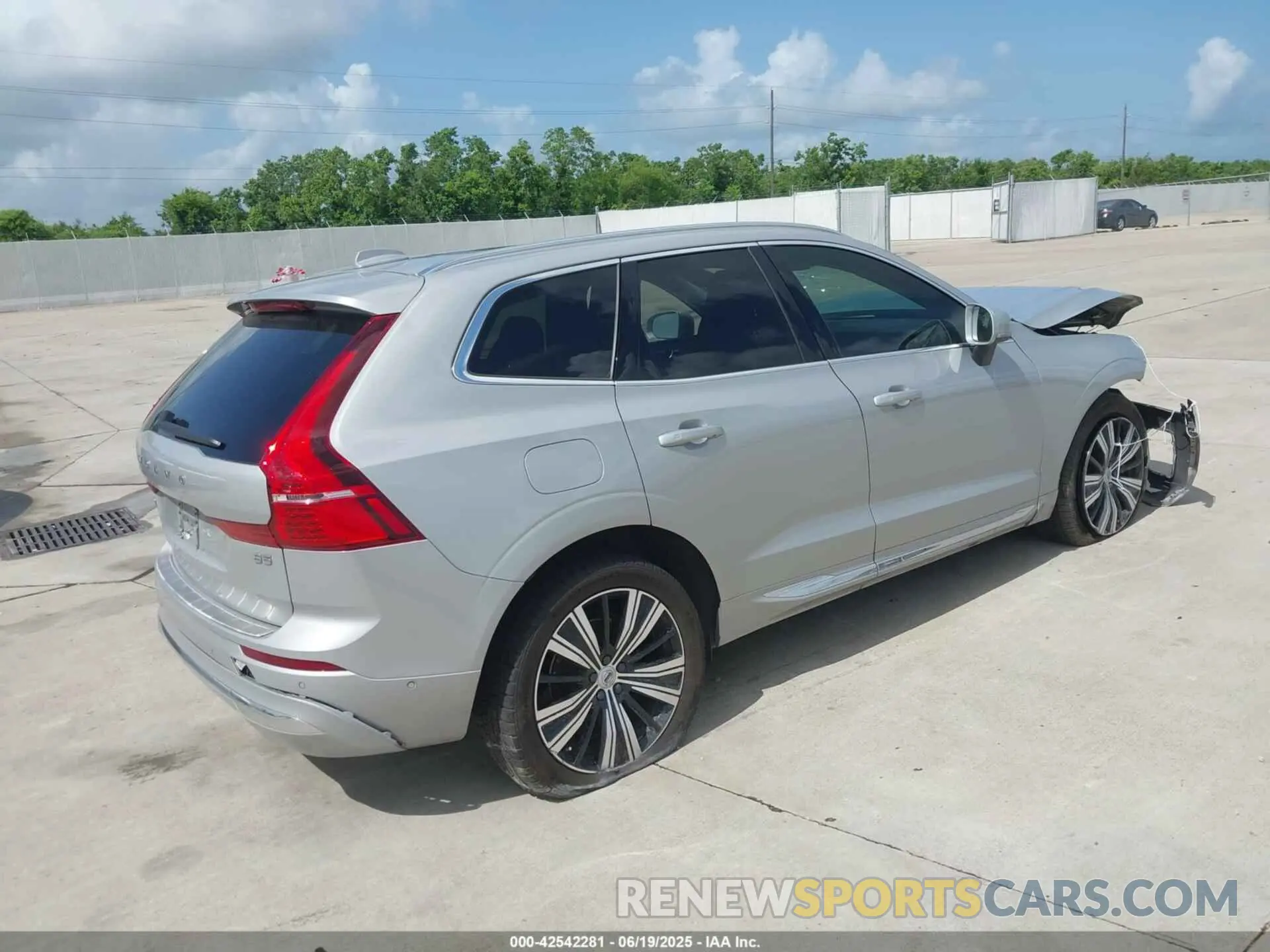 4 Photograph of a damaged car YV4L12DE2P1302404 VOLVO XC60 2023