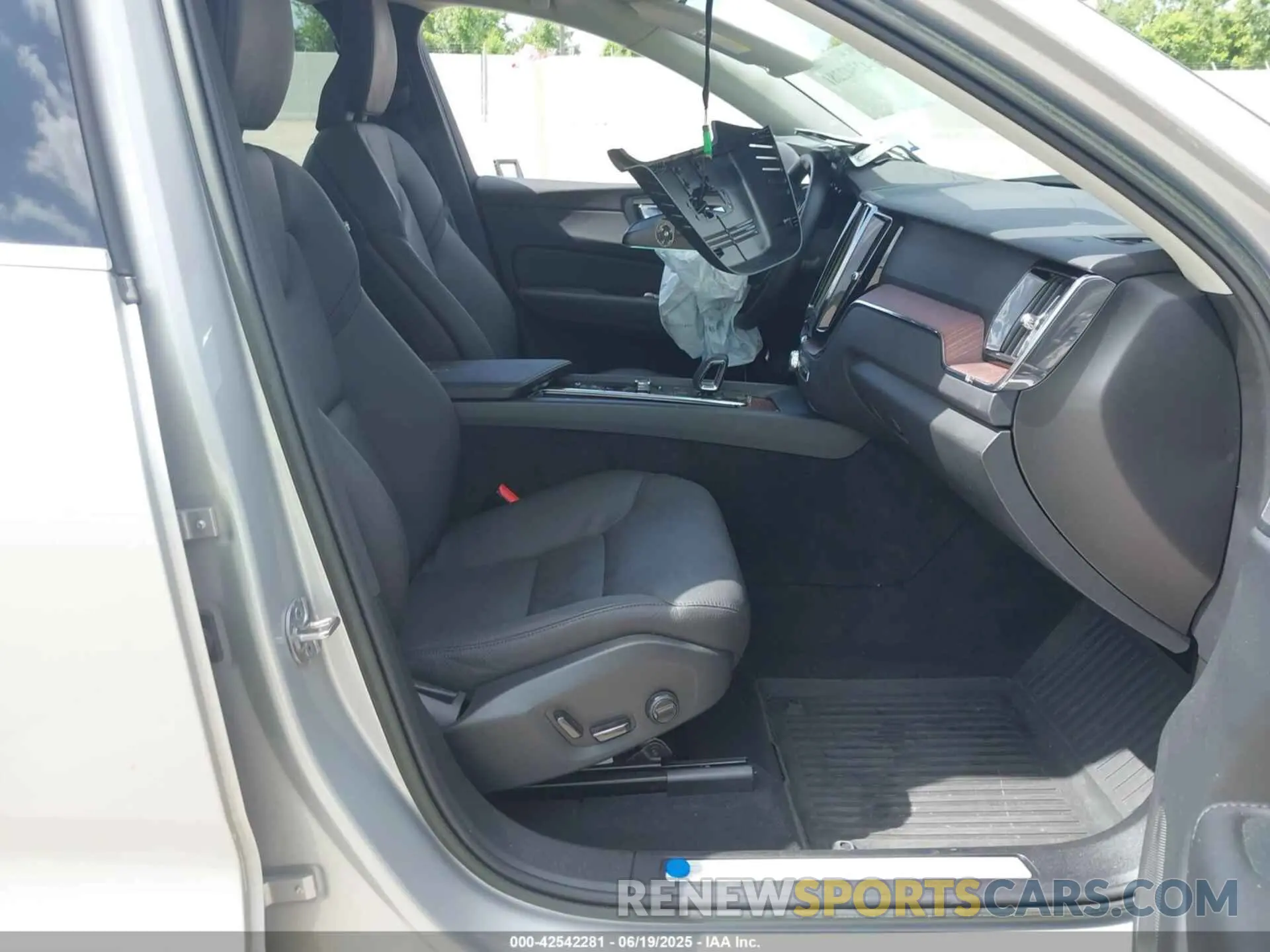 5 Photograph of a damaged car YV4L12DE2P1302404 VOLVO XC60 2023