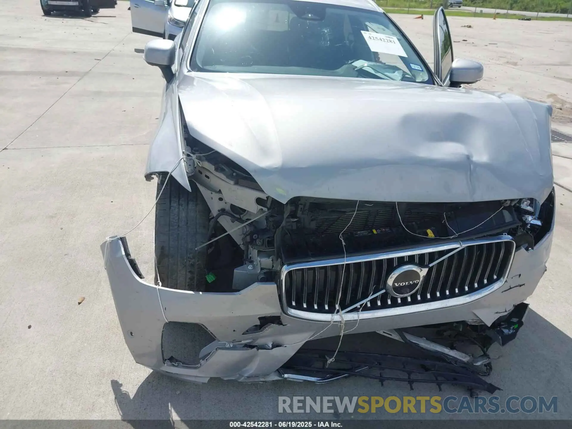 6 Photograph of a damaged car YV4L12DE2P1302404 VOLVO XC60 2023