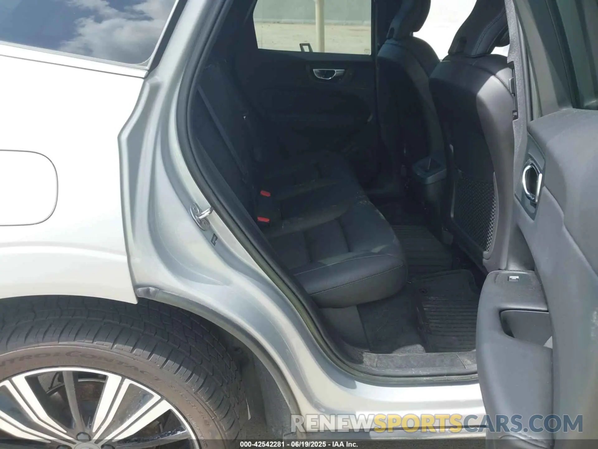 8 Photograph of a damaged car YV4L12DE2P1302404 VOLVO XC60 2023