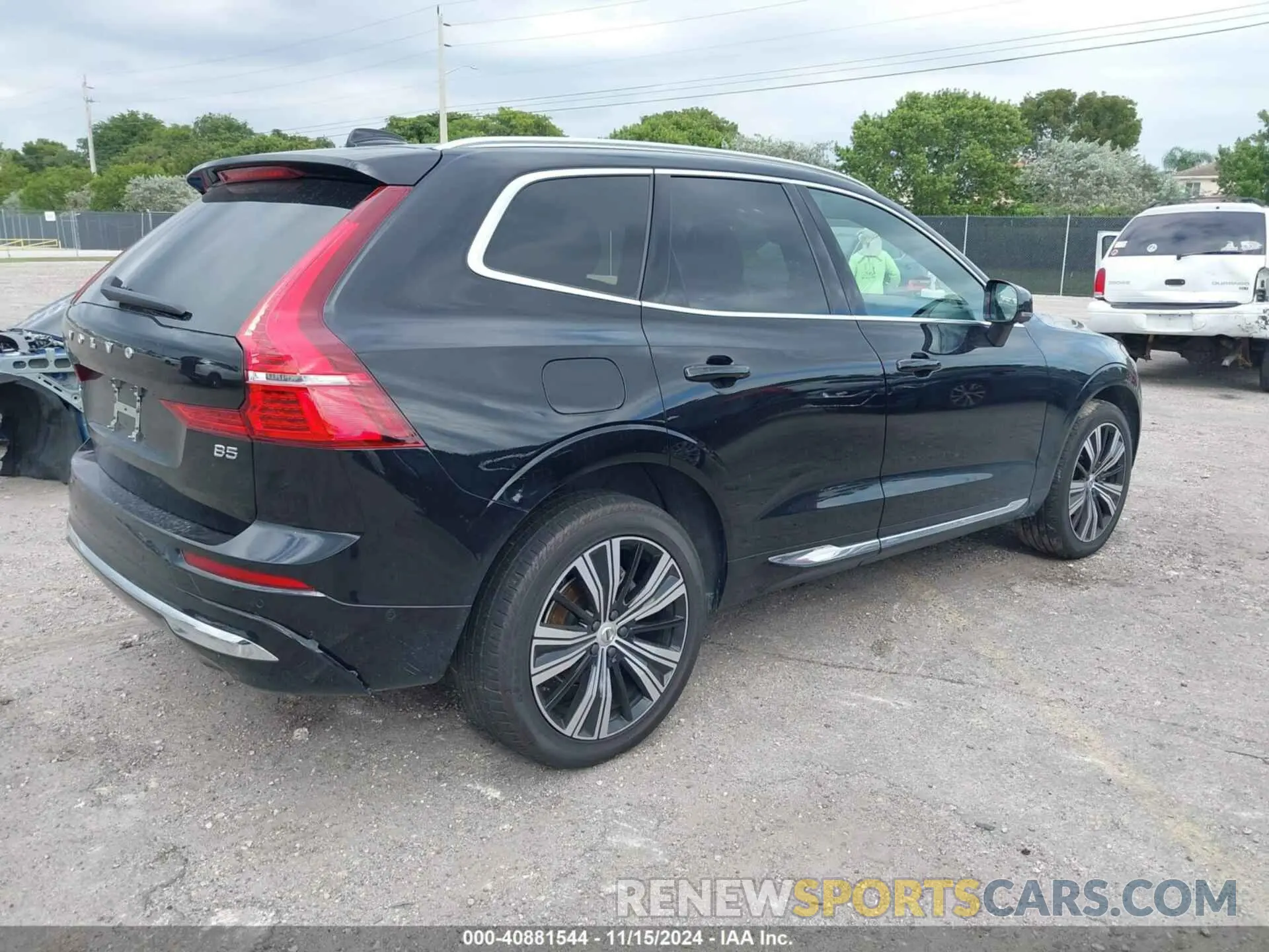 4 Photograph of a damaged car YV4L12DN9P1194699 VOLVO XC60 2023