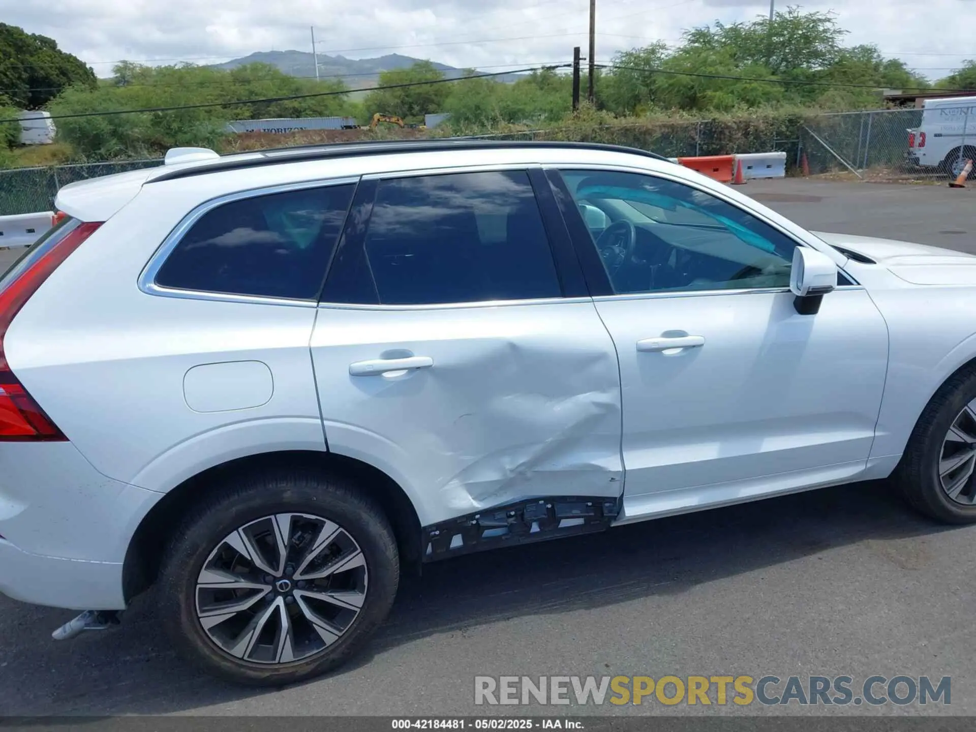 6 Photograph of a damaged car YV4L12DVXP1218167 VOLVO XC60 2023
