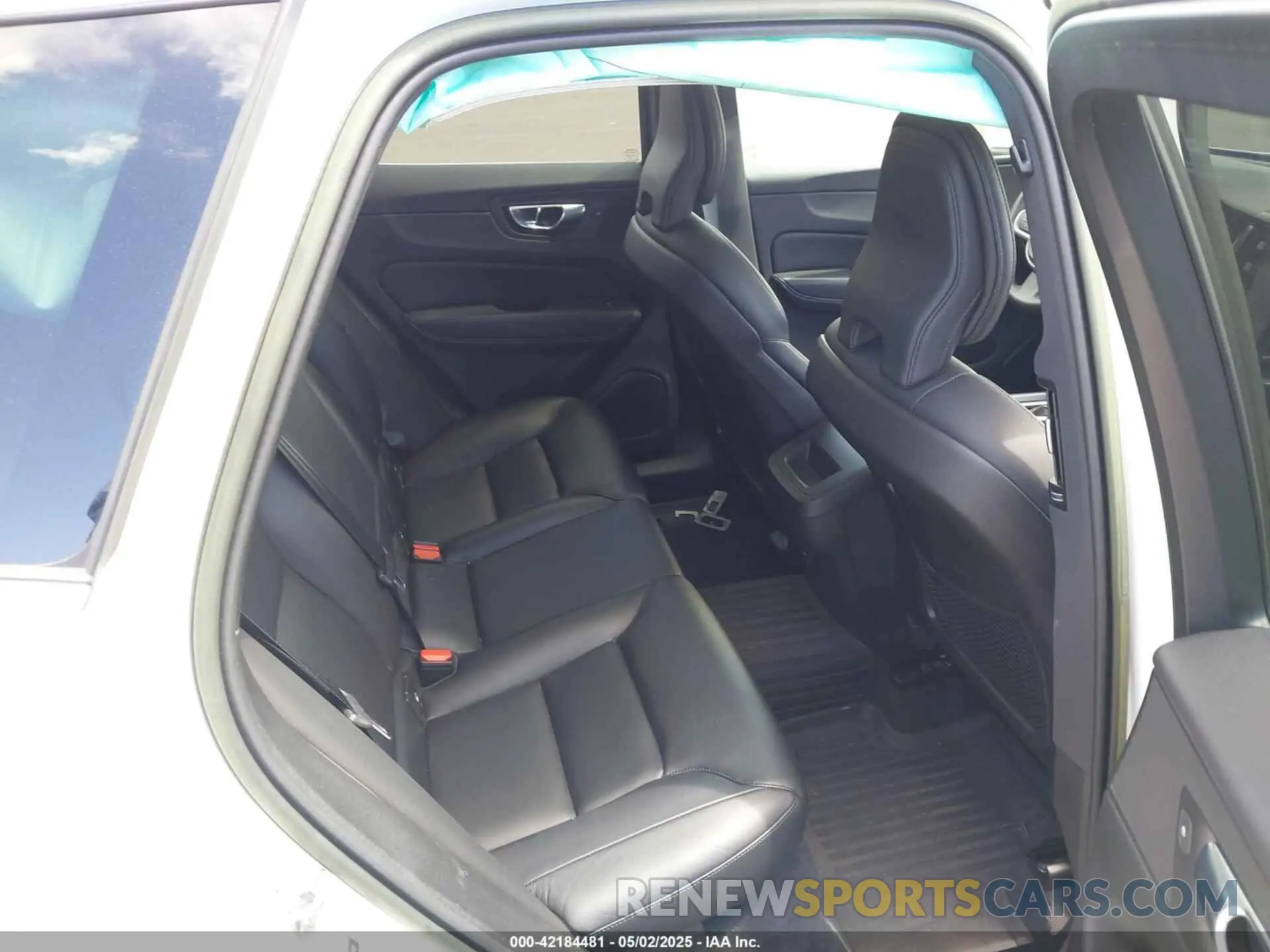 8 Photograph of a damaged car YV4L12DVXP1218167 VOLVO XC60 2023