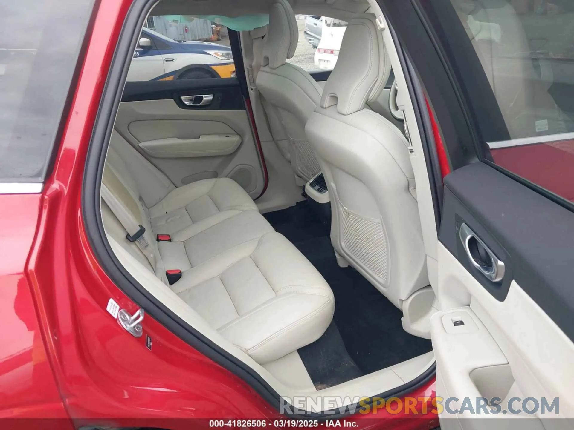 8 Photograph of a damaged car YV4L12RA7P1383373 VOLVO XC60 2023