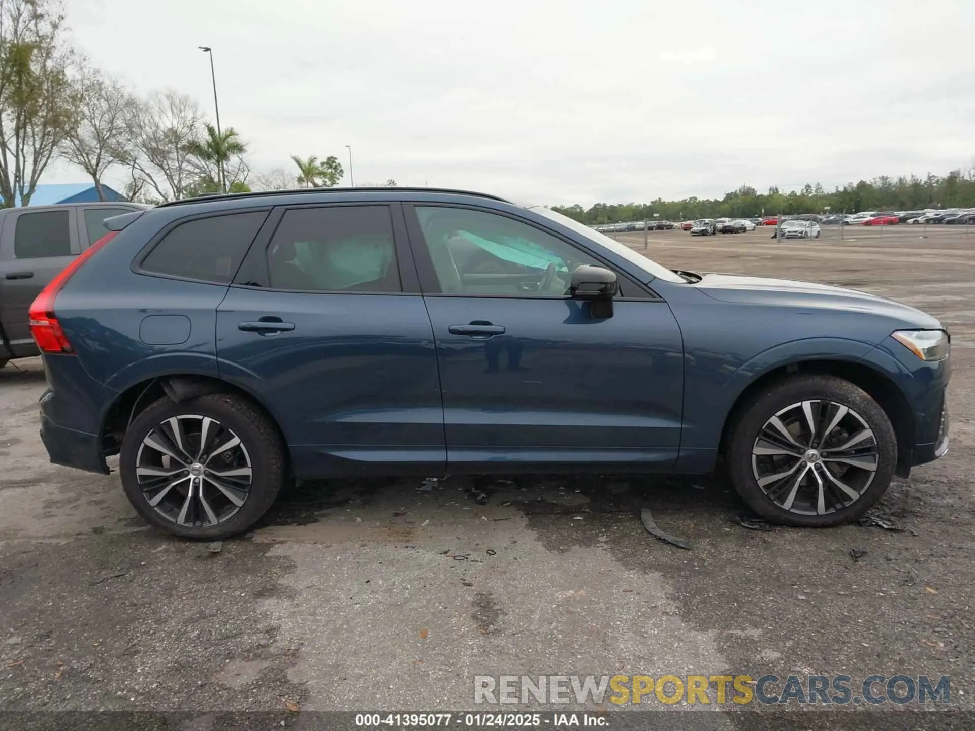 14 Photograph of a damaged car YV4L12RL8P1352795 VOLVO XC60 2023