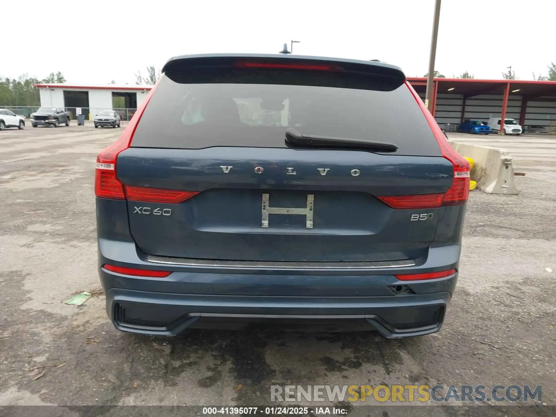 17 Photograph of a damaged car YV4L12RL8P1352795 VOLVO XC60 2023