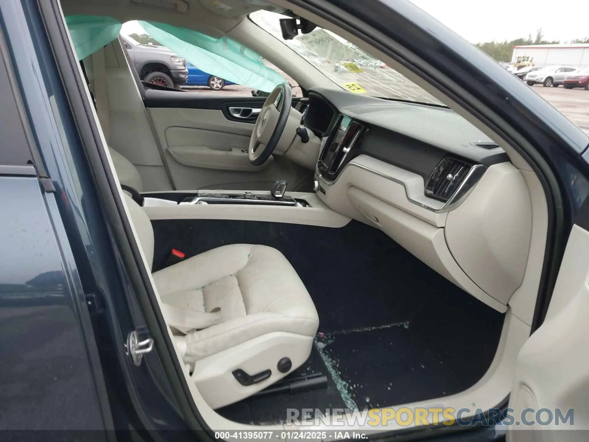 5 Photograph of a damaged car YV4L12RL8P1352795 VOLVO XC60 2023