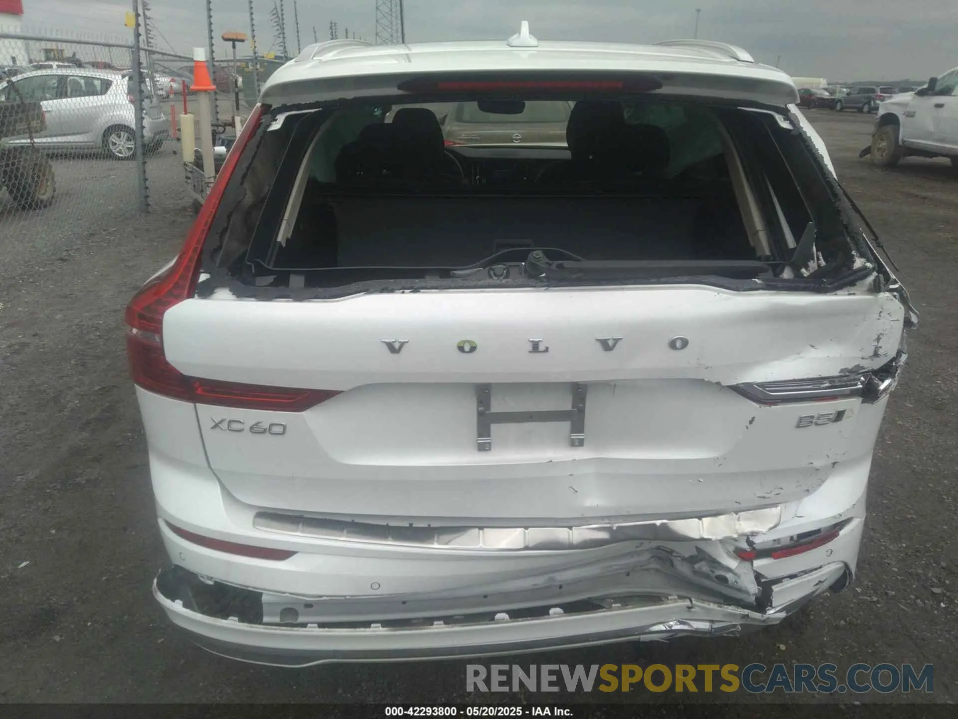 19 Photograph of a damaged car YV4L12RN1P1205347 VOLVO XC60 2023