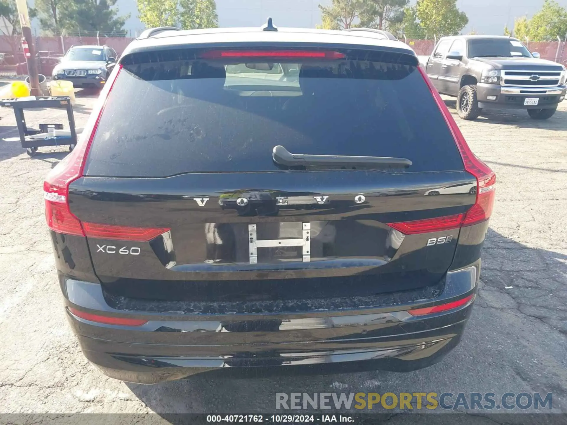 17 Photograph of a damaged car YV4L12RV0P1374839 VOLVO XC60 2023