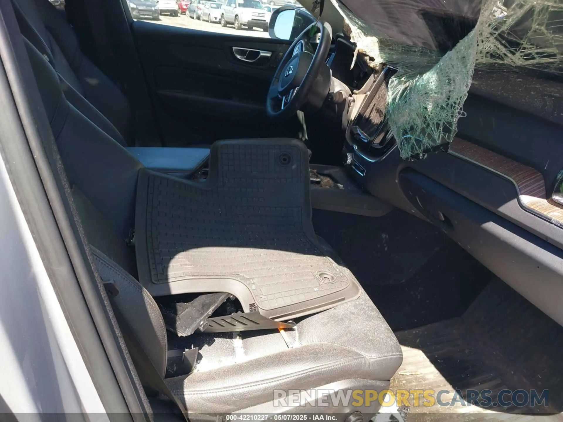 5 Photograph of a damaged car YV4L12RW2P1198966 VOLVO XC60 2023