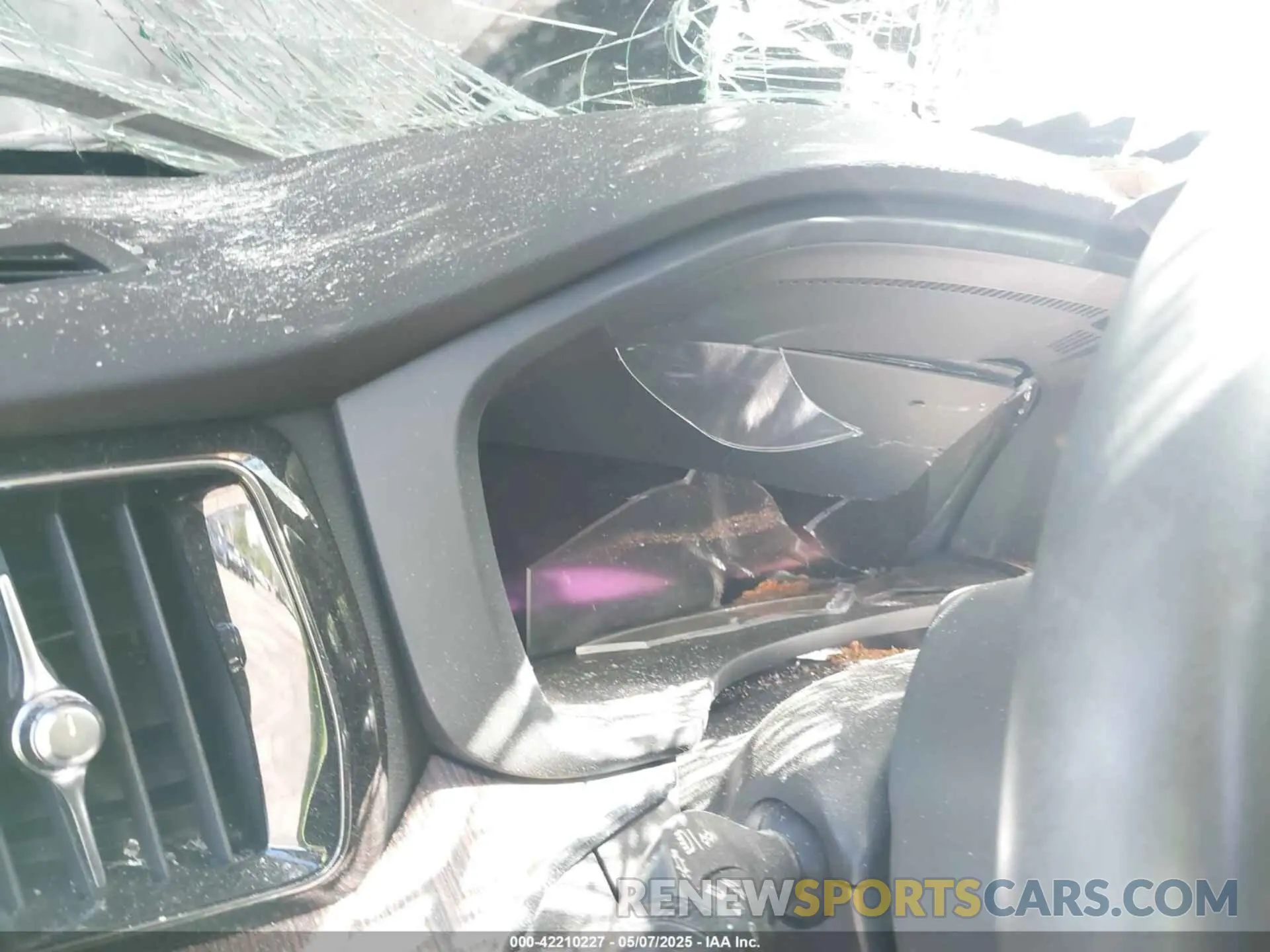 7 Photograph of a damaged car YV4L12RW2P1198966 VOLVO XC60 2023