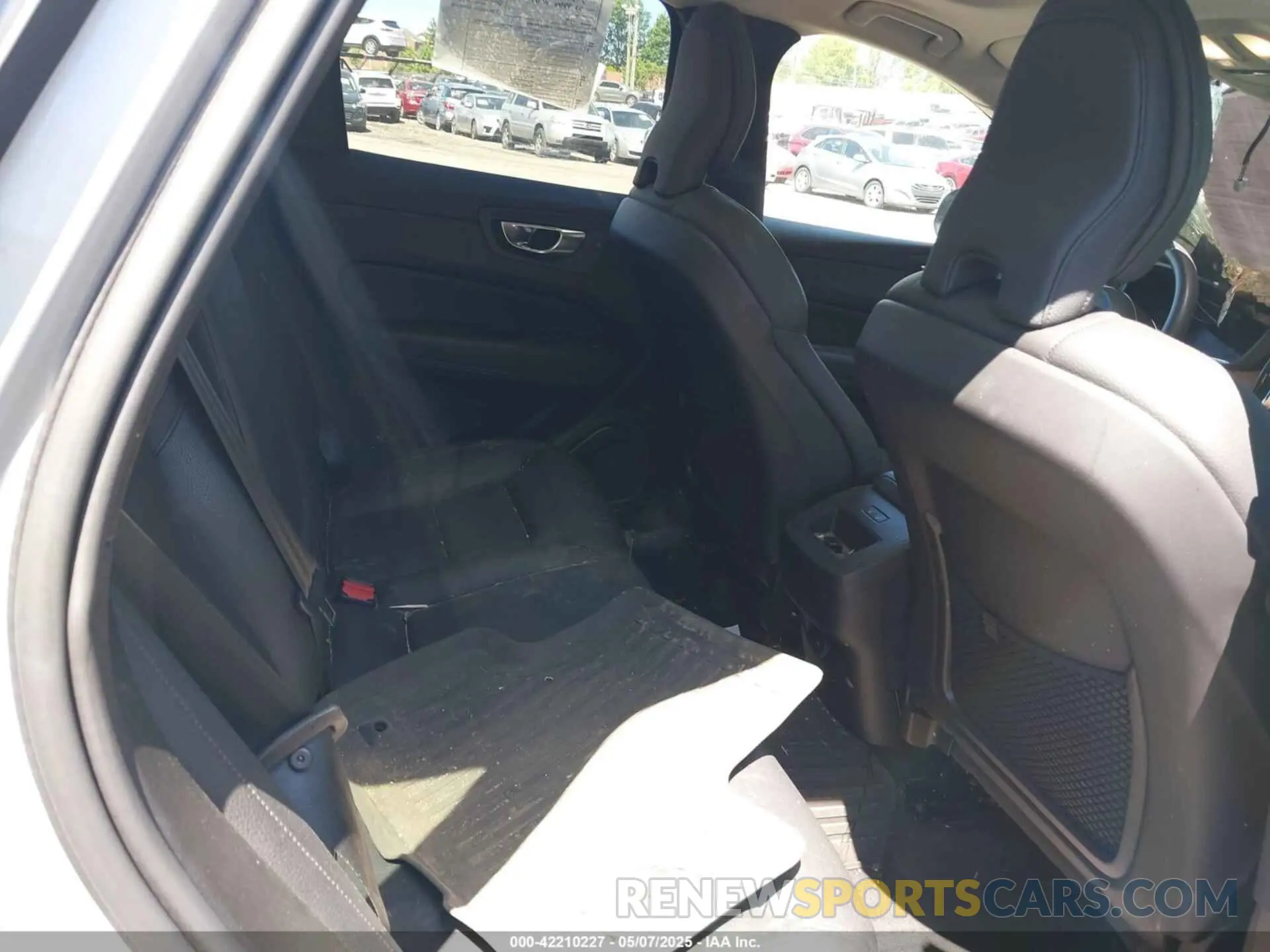 8 Photograph of a damaged car YV4L12RW2P1198966 VOLVO XC60 2023