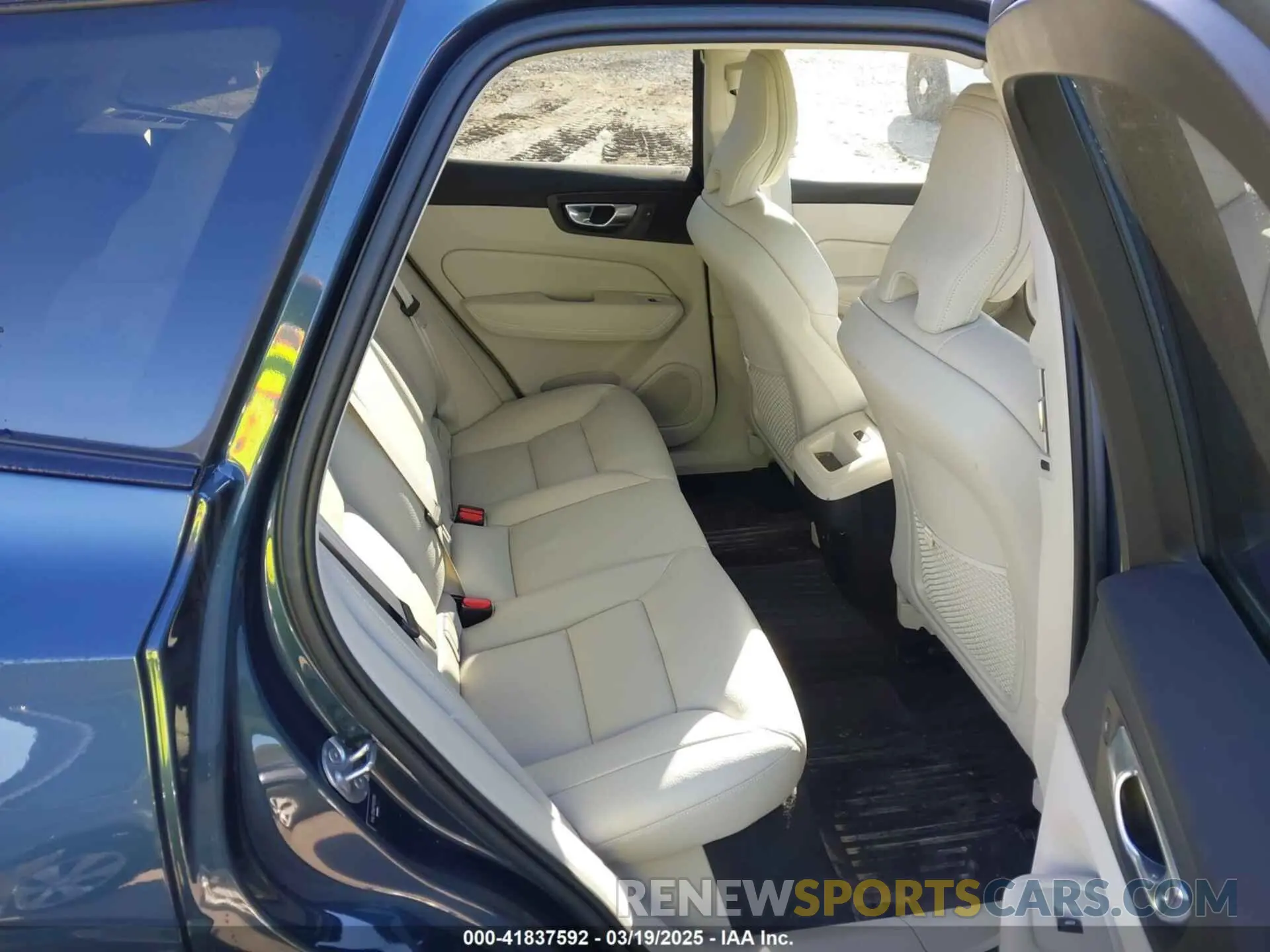 8 Photograph of a damaged car YV4L12RW2P1253156 VOLVO XC60 2023
