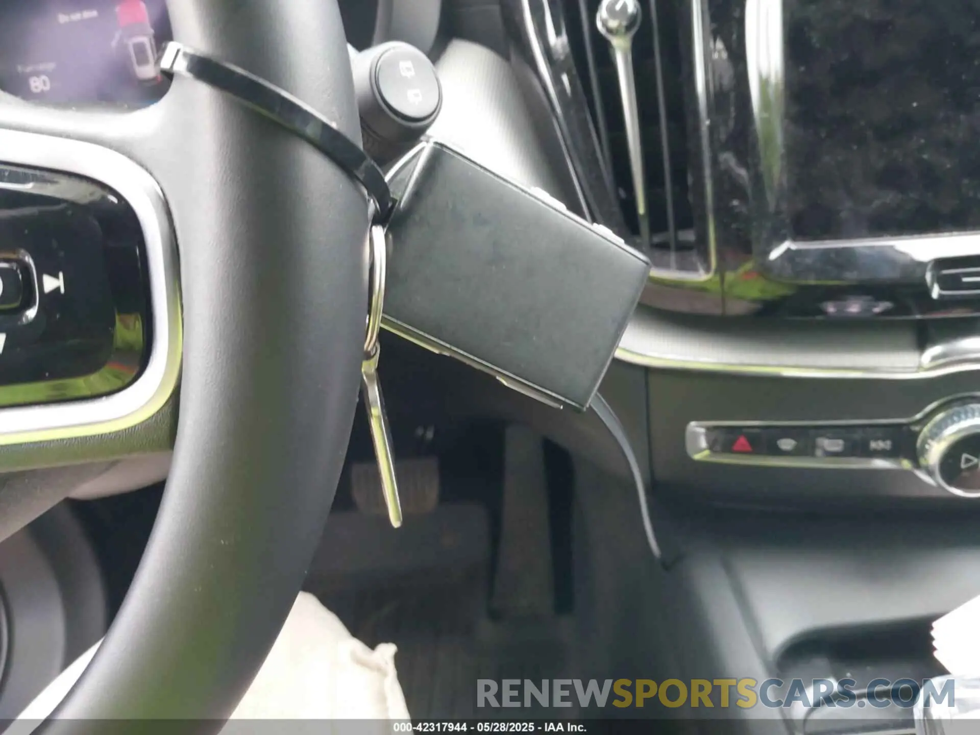 11 Photograph of a damaged car YV4L12RJ6R1871815 VOLVO XC60 2024