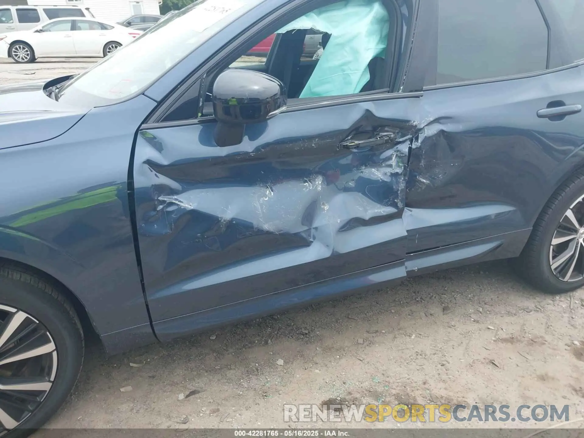 6 Photograph of a damaged car YV4L12RL2R1777819 VOLVO XC60 2024