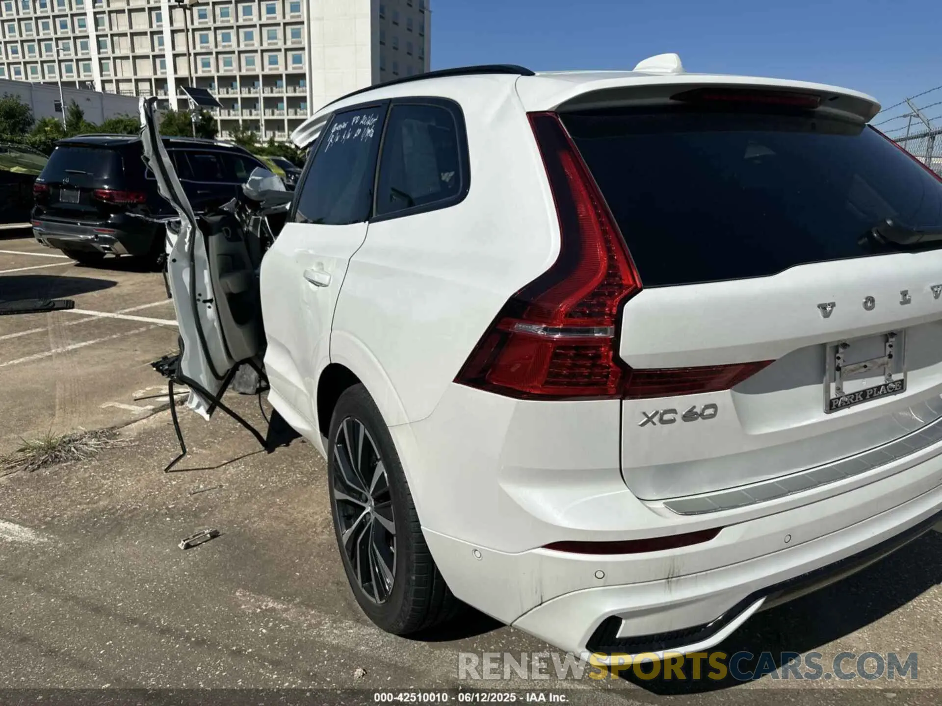 3 Photograph of a damaged car YV4L12RL3R1731352 VOLVO XC60 2024