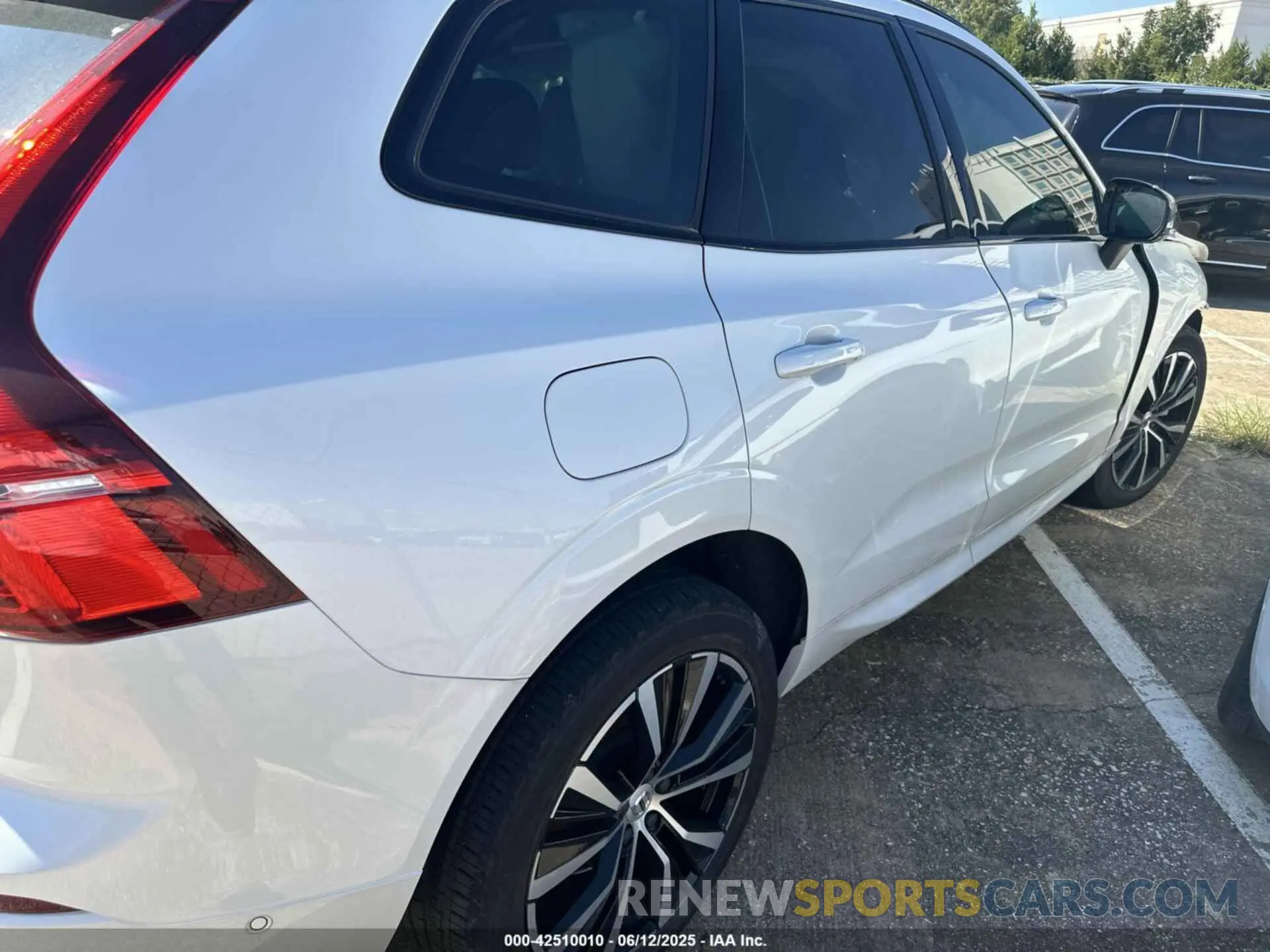 4 Photograph of a damaged car YV4L12RL3R1731352 VOLVO XC60 2024
