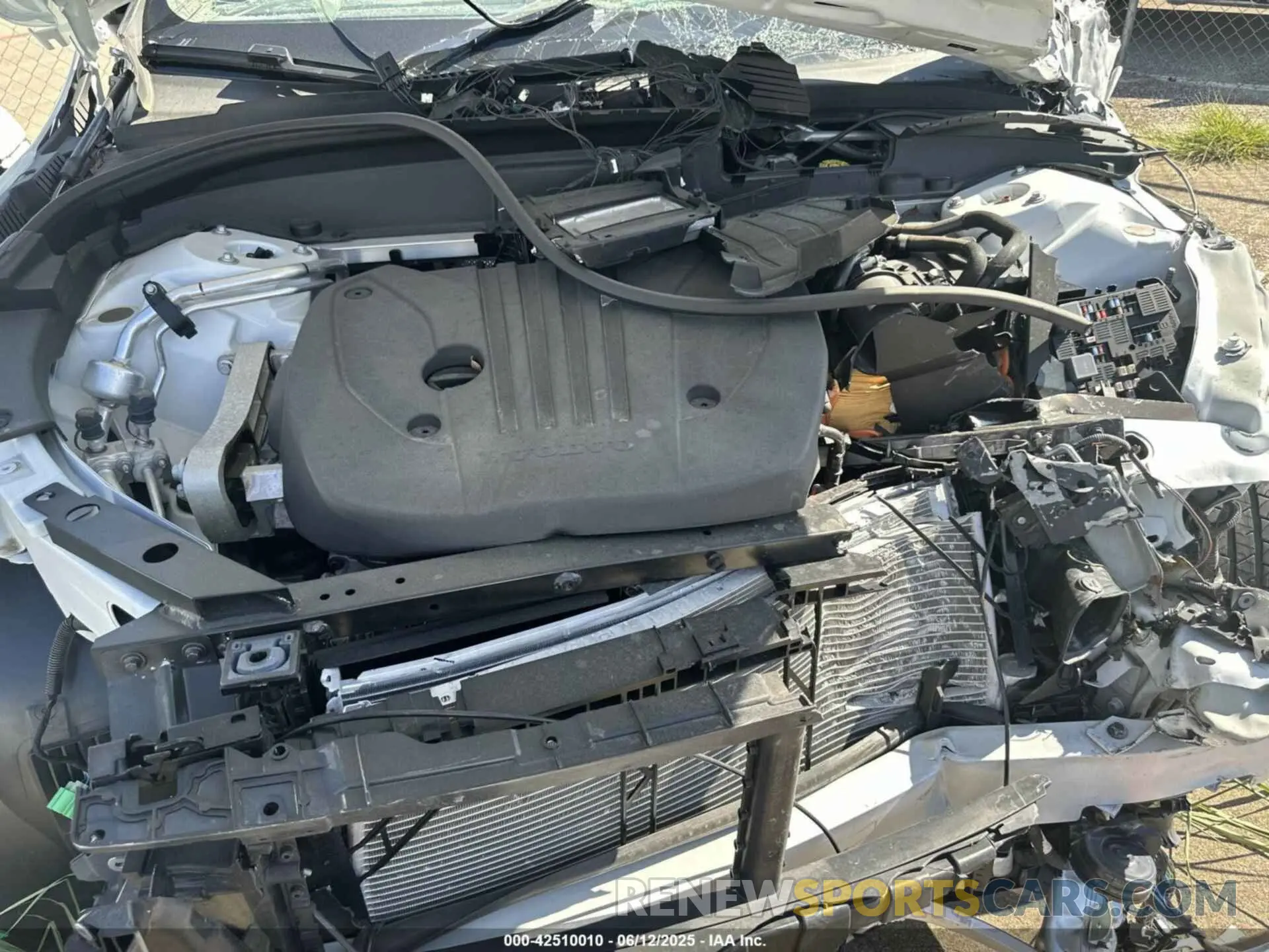 9 Photograph of a damaged car YV4L12RL3R1731352 VOLVO XC60 2024