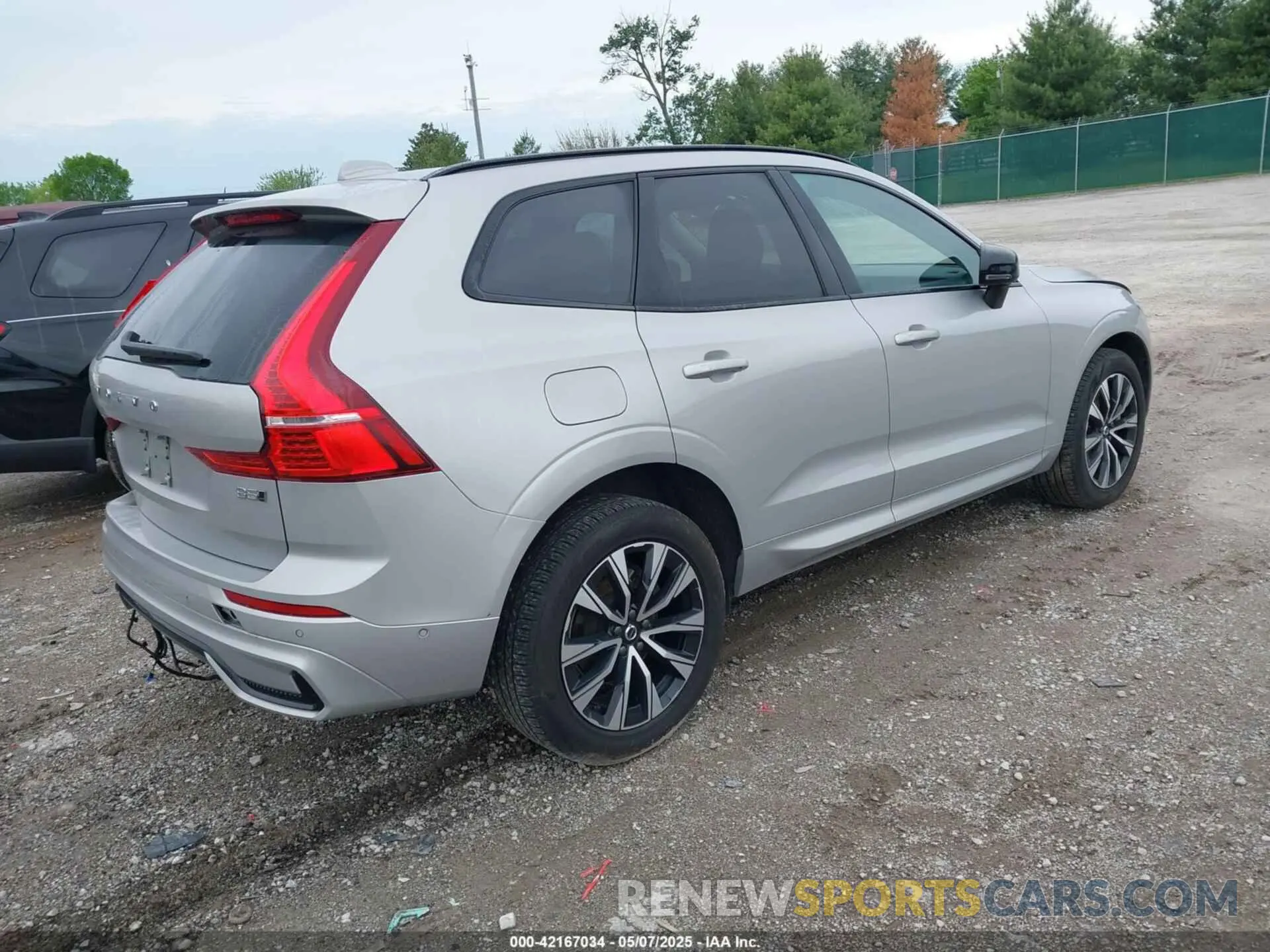 4 Photograph of a damaged car YV4L12RL5R1885058 VOLVO XC60 2024
