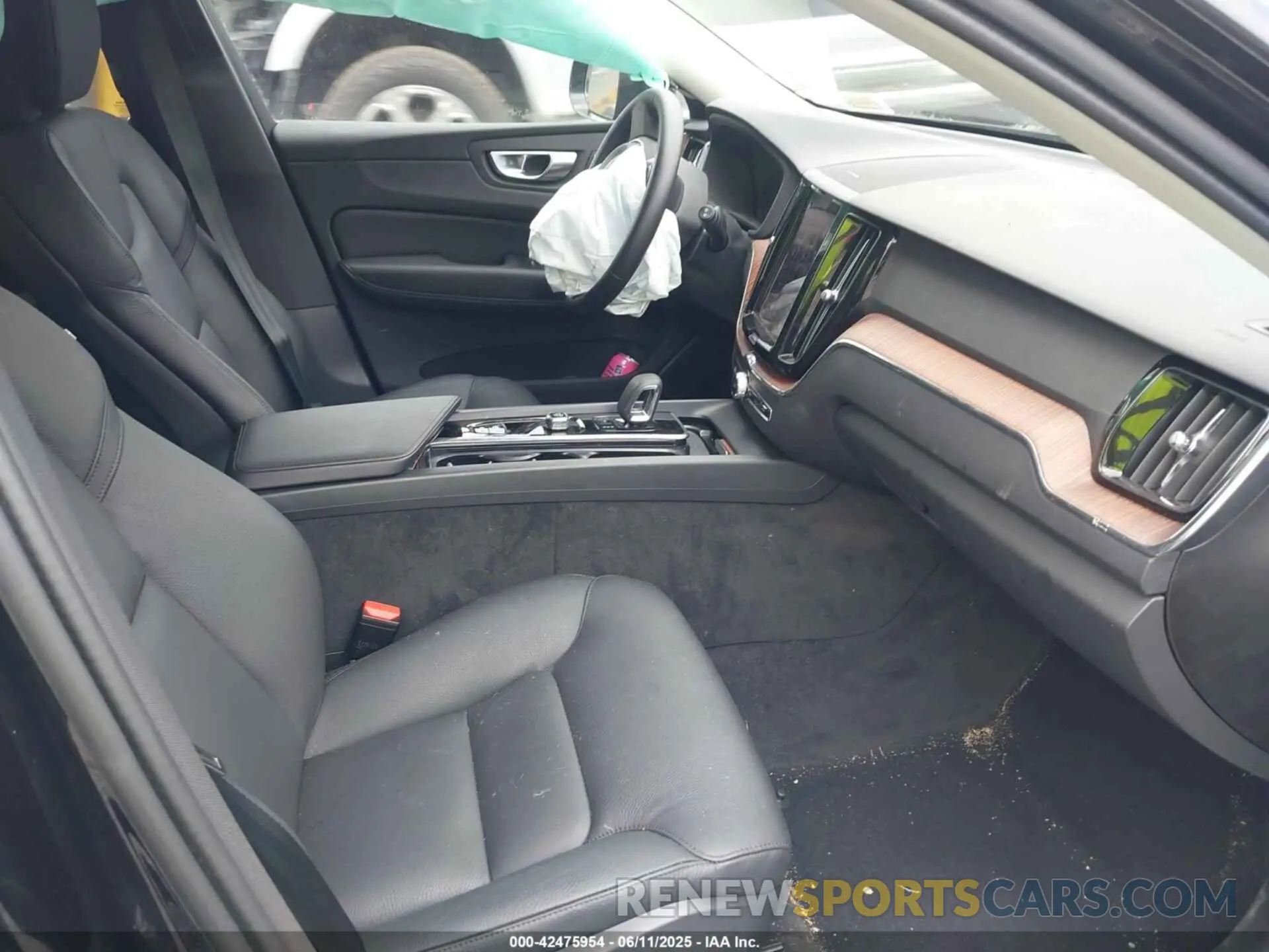 5 Photograph of a damaged car YV4L12RL7R1825427 VOLVO XC60 2024