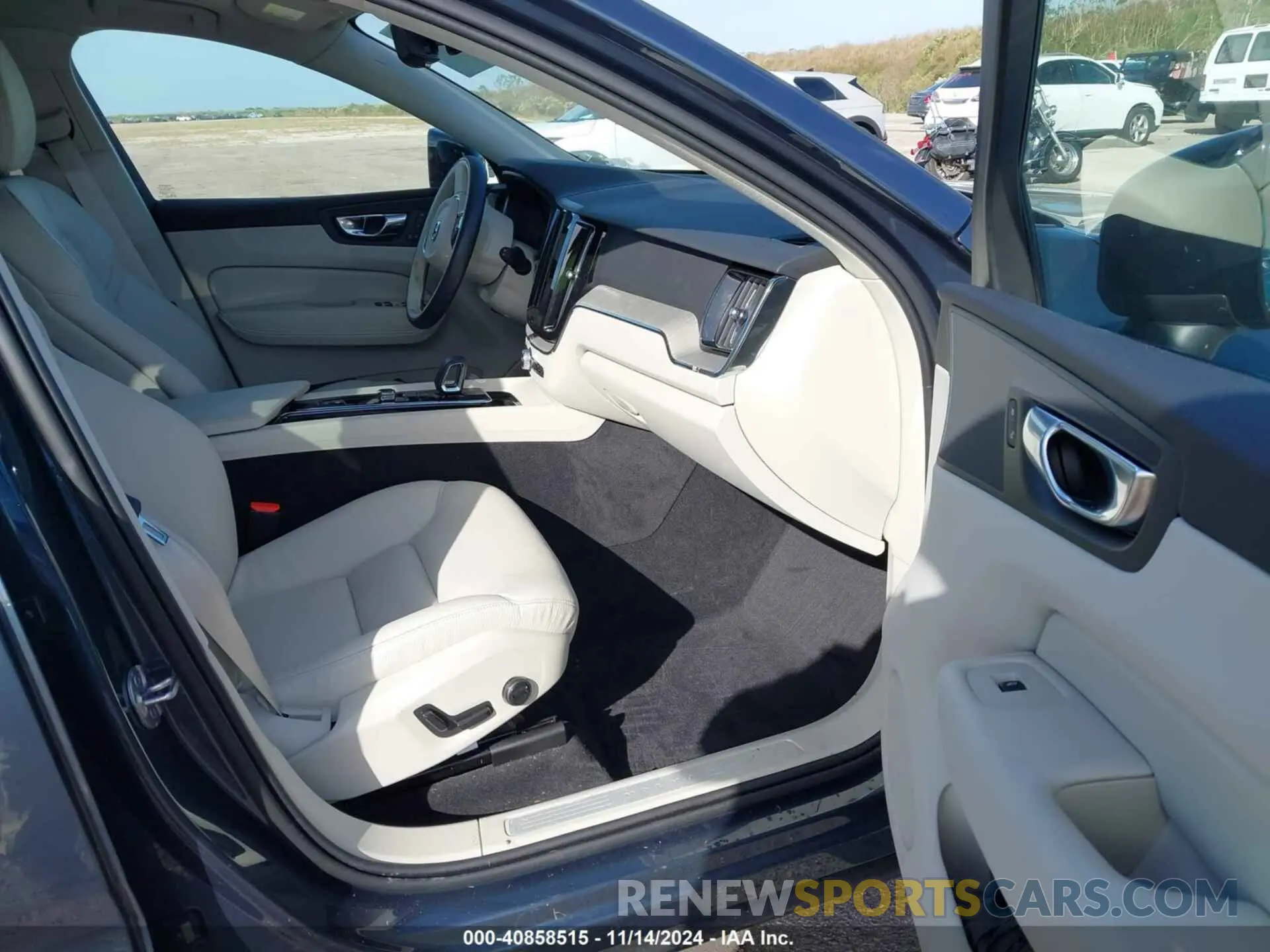 5 Photograph of a damaged car YV4L12RL7R1928699 VOLVO XC60 2024