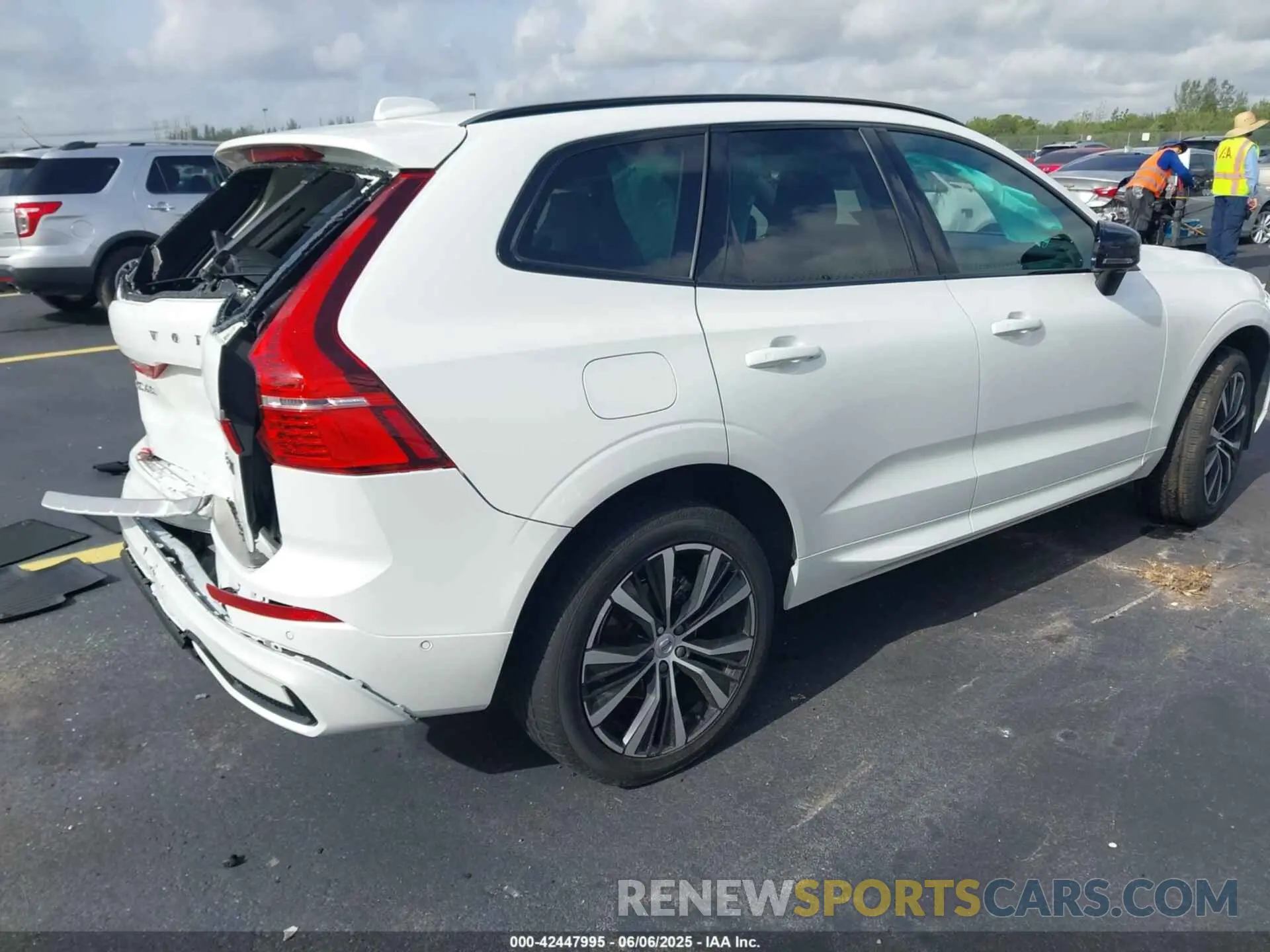 4 Photograph of a damaged car YV4L12RL9R1818978 VOLVO XC60 2024