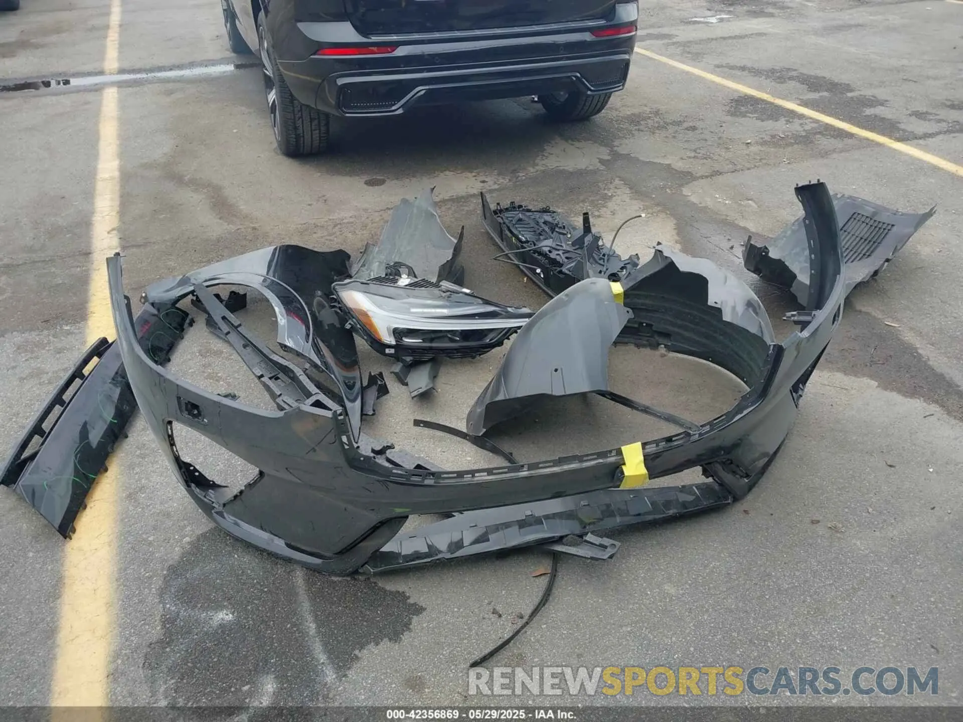 12 Photograph of a damaged car YV4L12RM0R1715246 VOLVO XC60 2024