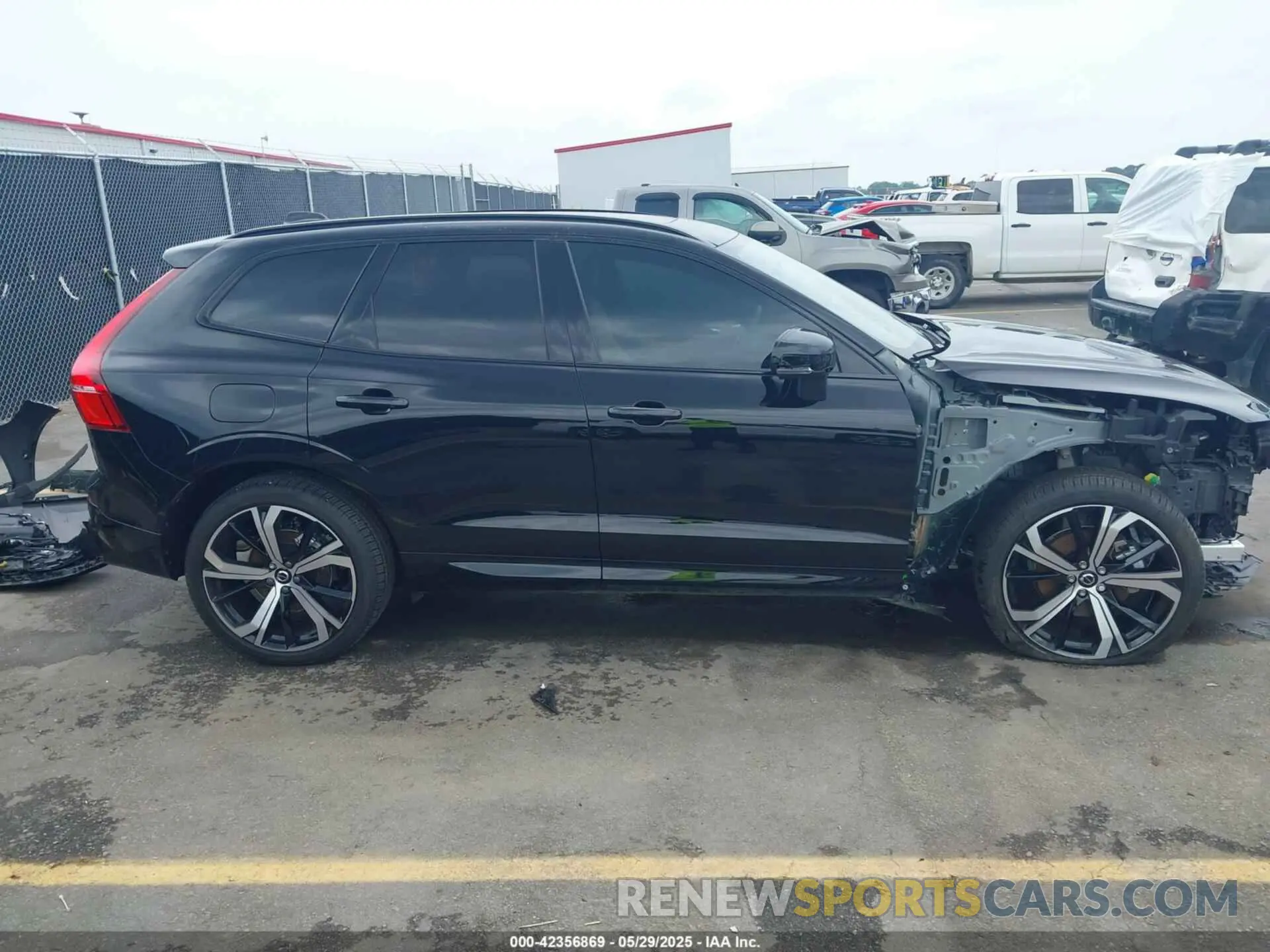 14 Photograph of a damaged car YV4L12RM0R1715246 VOLVO XC60 2024