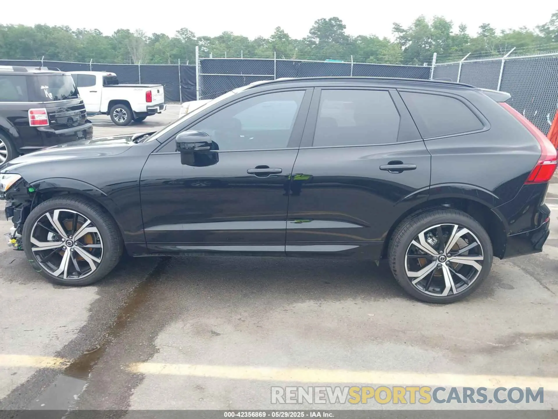 15 Photograph of a damaged car YV4L12RM0R1715246 VOLVO XC60 2024