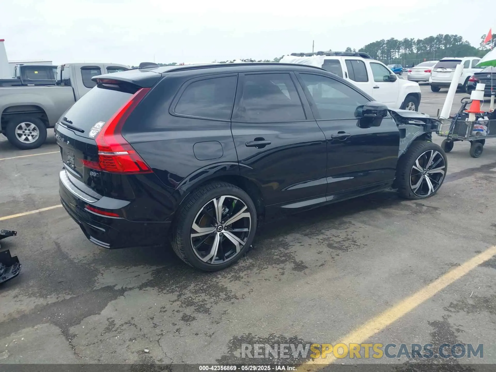 4 Photograph of a damaged car YV4L12RM0R1715246 VOLVO XC60 2024