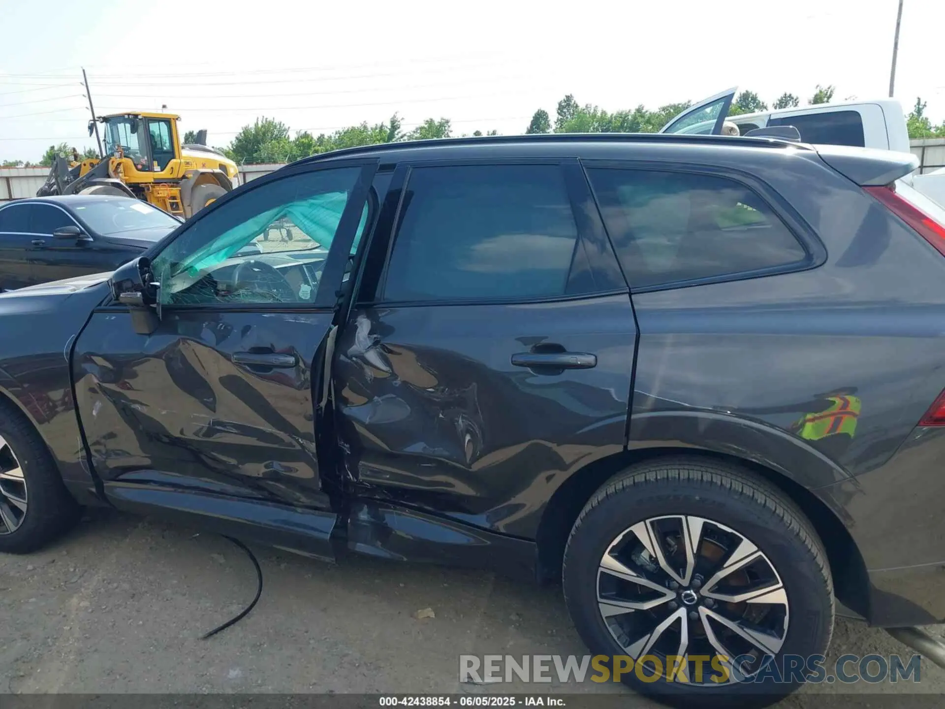 14 Photograph of a damaged car YV4M12RC0S1172417 VOLVO XC60 2025