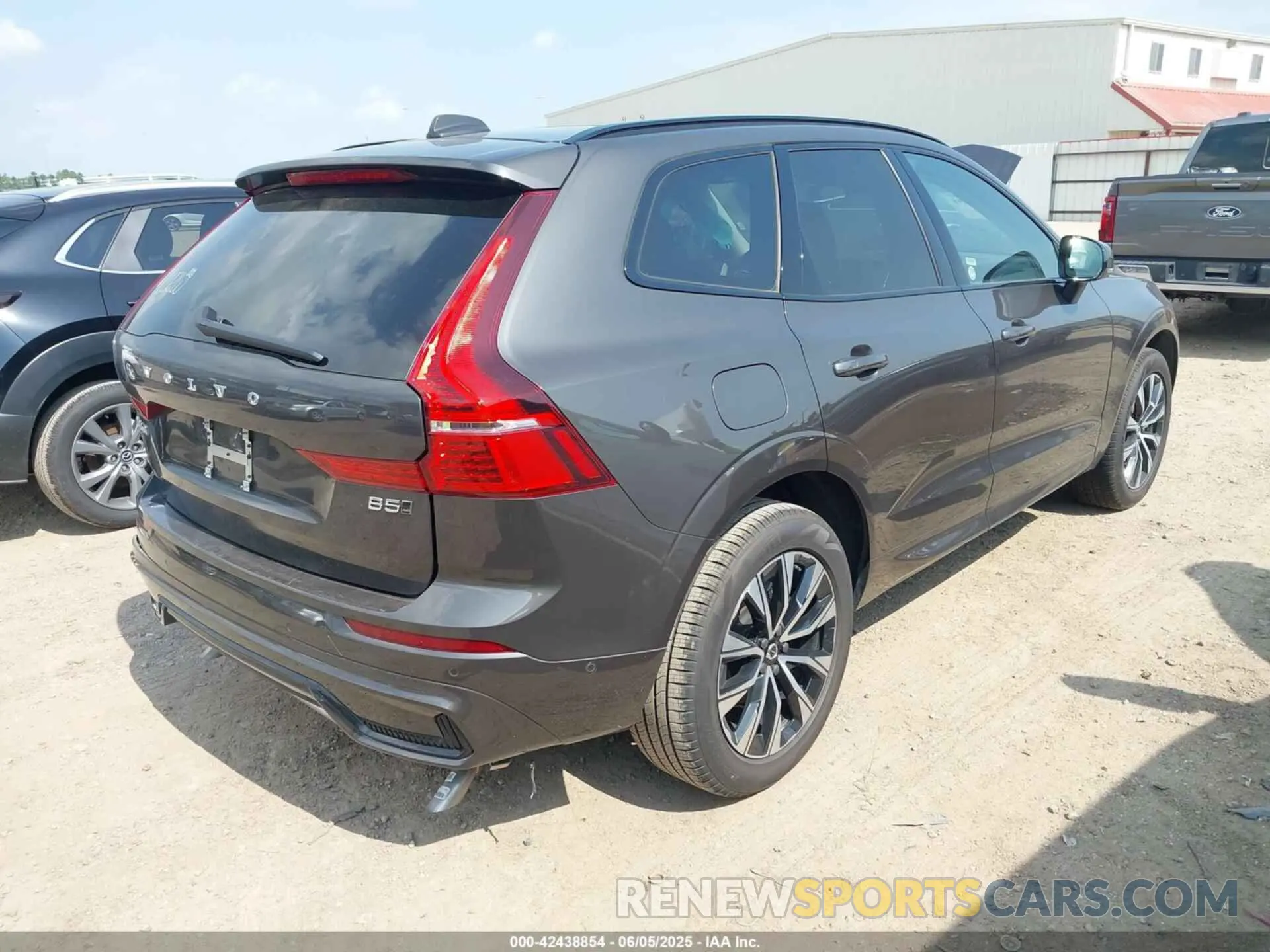 4 Photograph of a damaged car YV4M12RC0S1172417 VOLVO XC60 2025