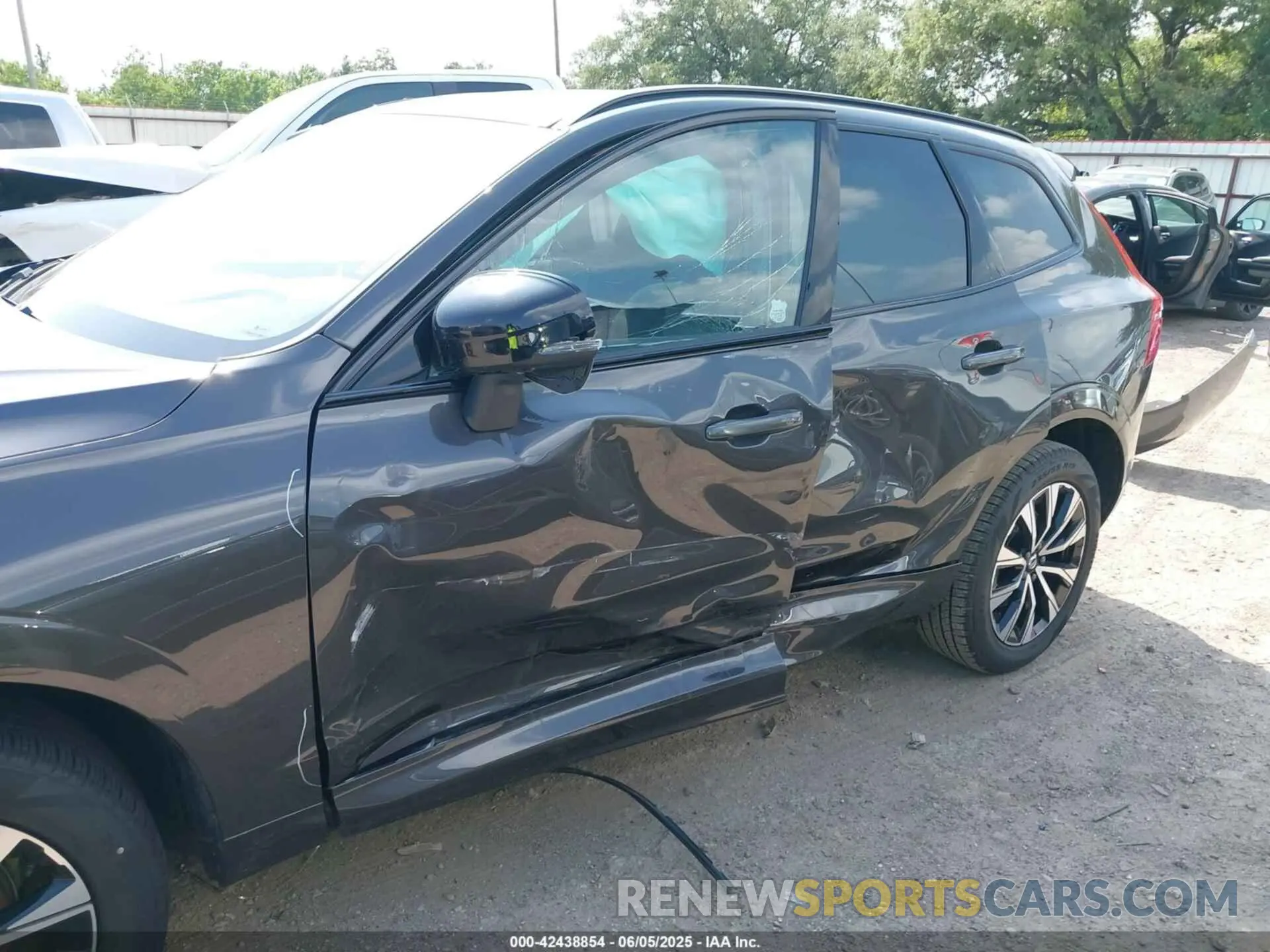 6 Photograph of a damaged car YV4M12RC0S1172417 VOLVO XC60 2025