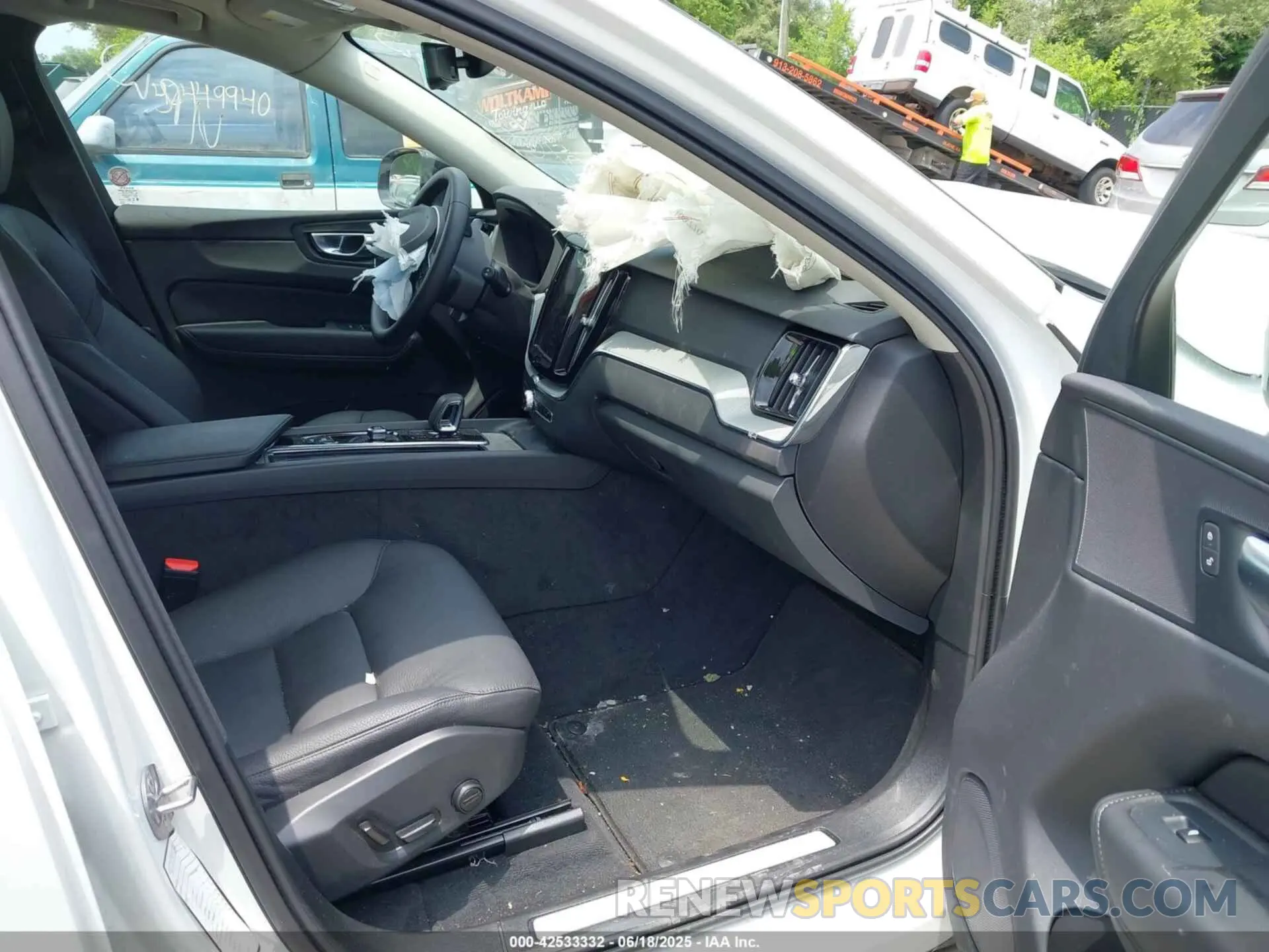 5 Photograph of a damaged car YV4M12RC6S1165620 VOLVO XC60 2025
