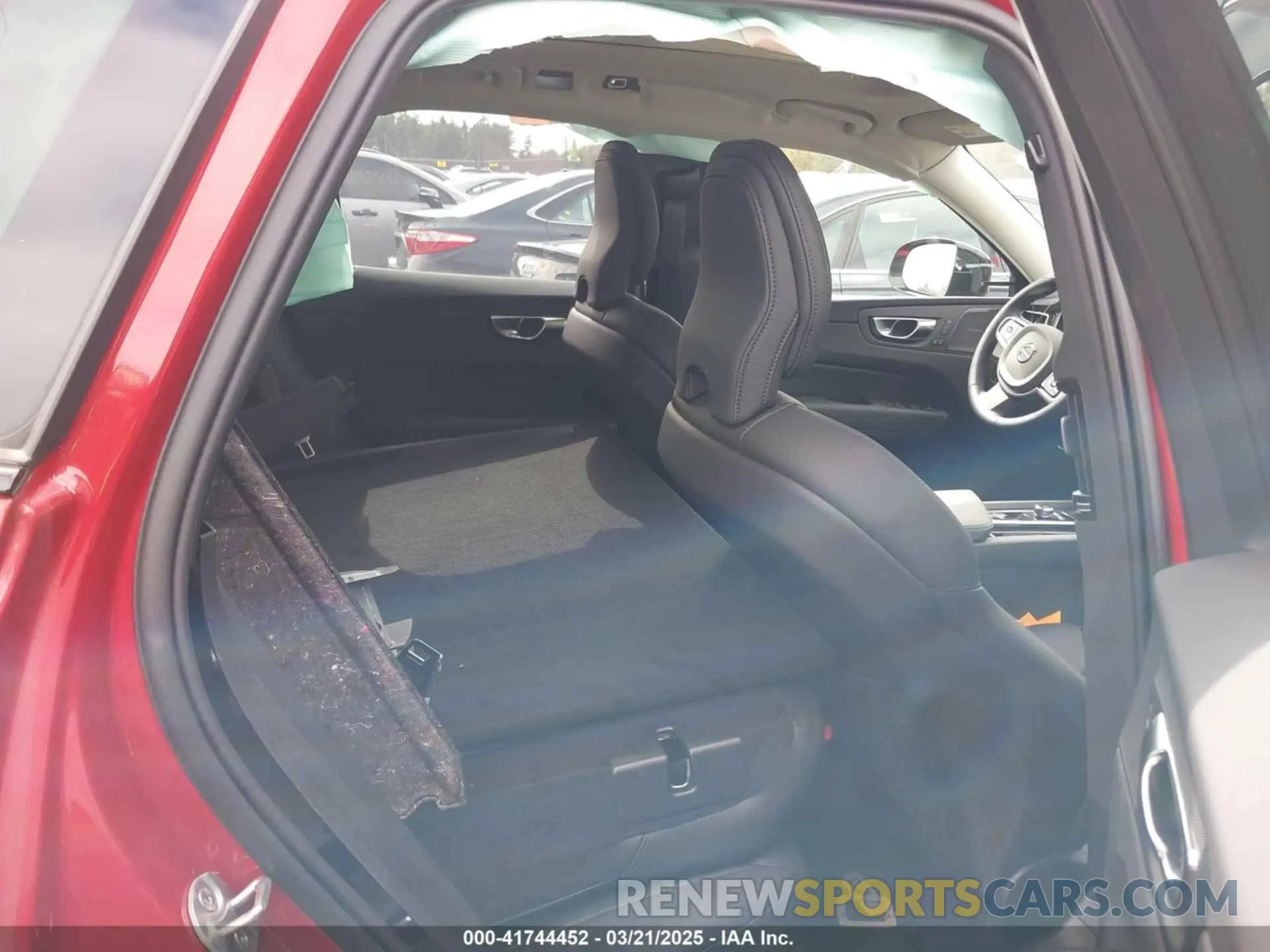 8 Photograph of a damaged car YV4M12RCXS1016126 VOLVO XC60 2025