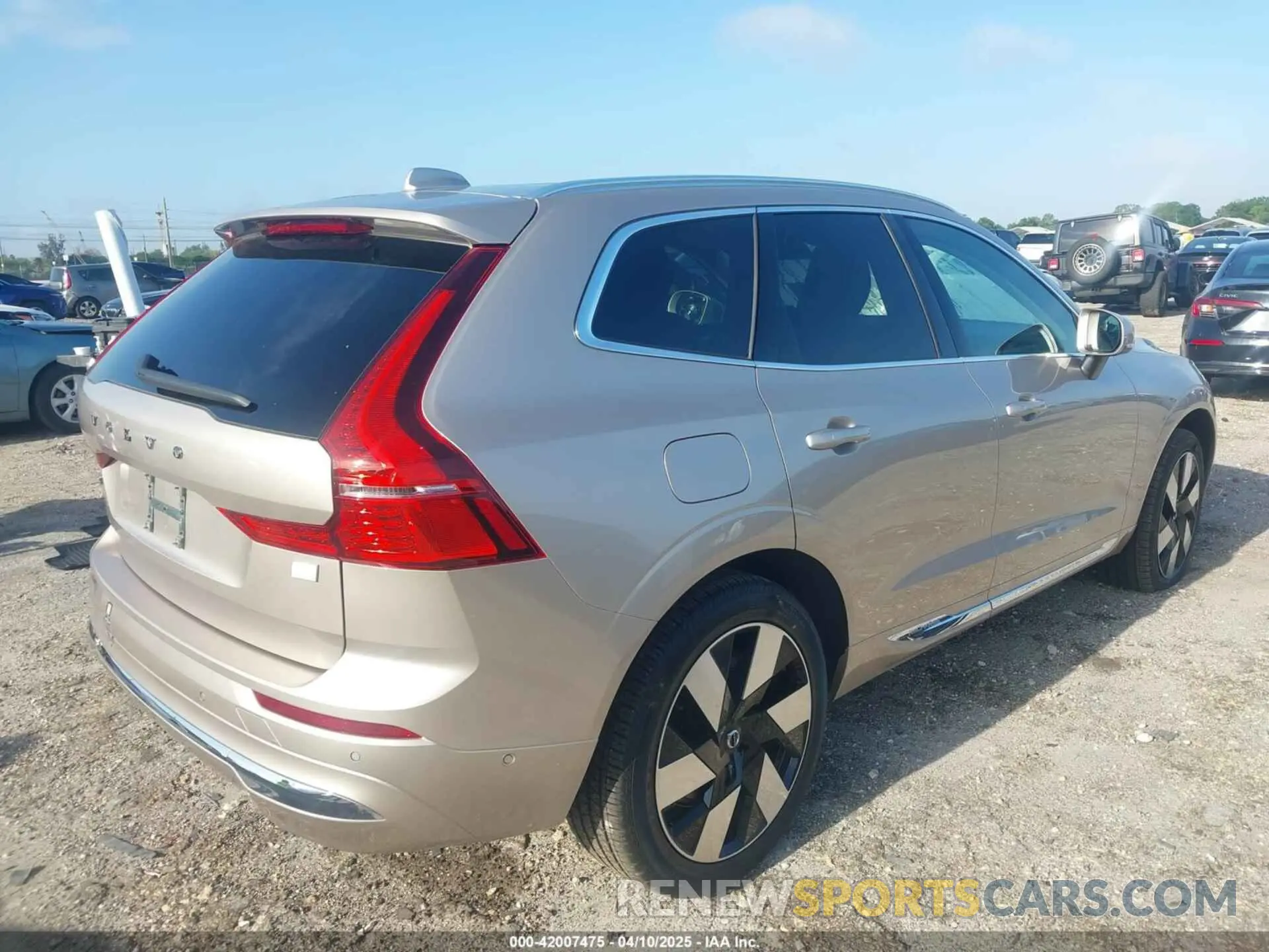 4 Photograph of a damaged car YV4H60DE4P1278098 VOLVO XC60 RECHARGE PLUG-IN HYBRID 2023