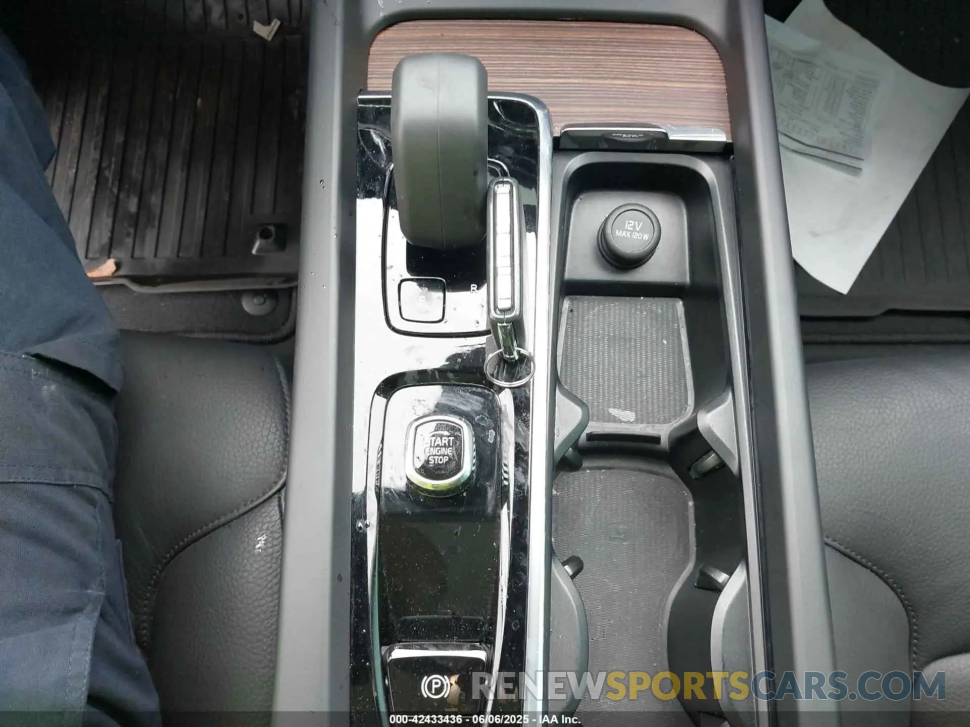 11 Photograph of a damaged car YV4H60DN3P1219303 VOLVO XC60 RECHARGE PLUG-IN HYBRID 2023