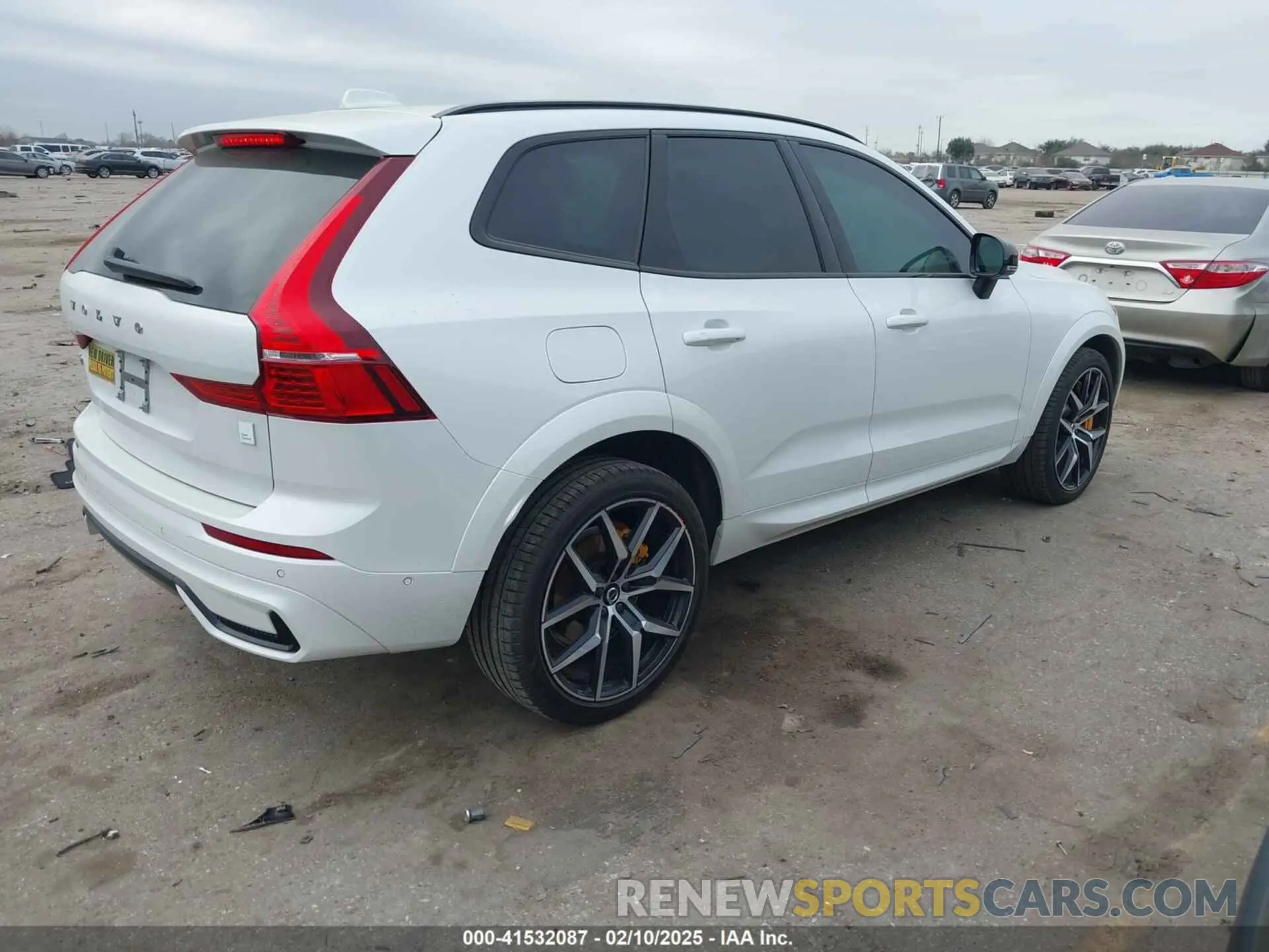 4 Photograph of a damaged car YV4H60DP3R1907578 VOLVO XC60 RECHARGE PLUG-IN HYBRID 2024