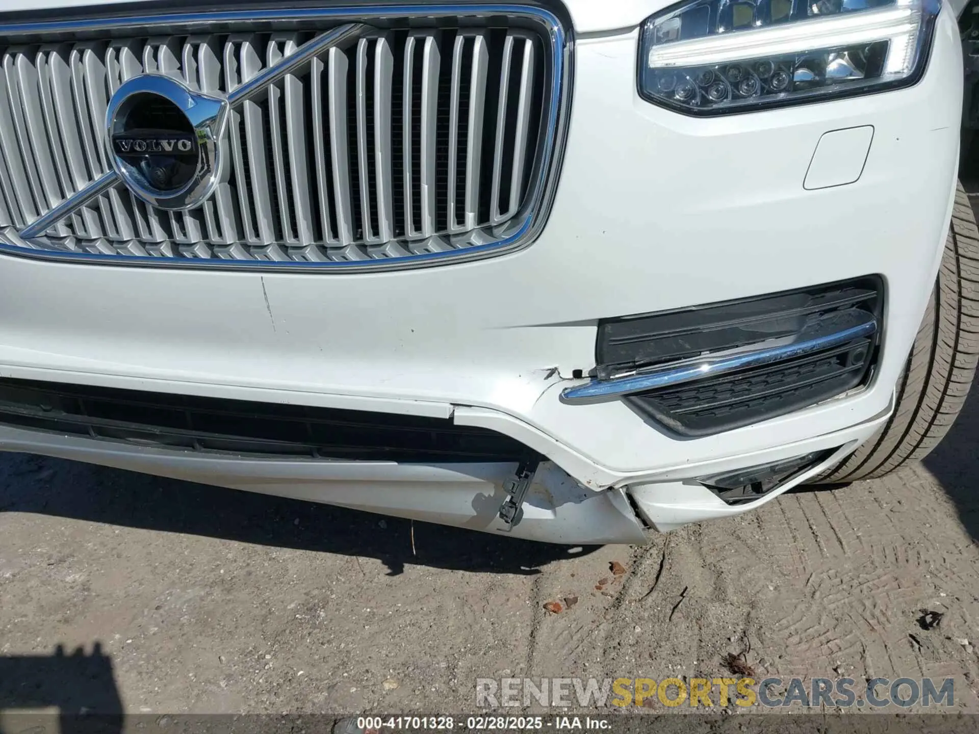 17 Photograph of a damaged car YV4A22PL8K1451651 VOLVO XC90 2019