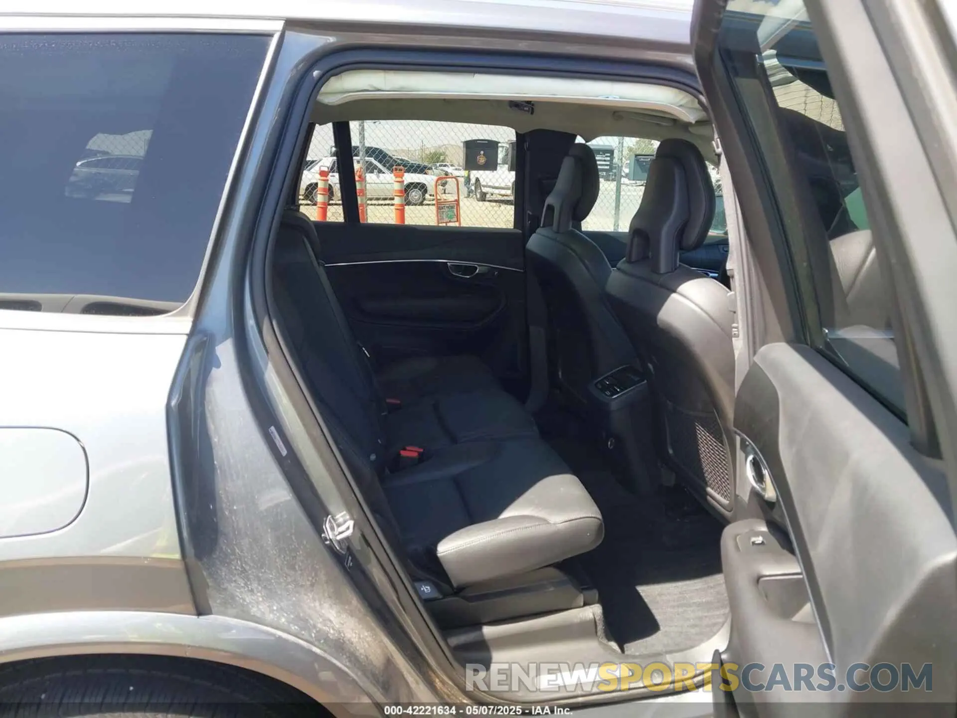8 Photograph of a damaged car YV4102CK0L1601885 VOLVO XC90 2020